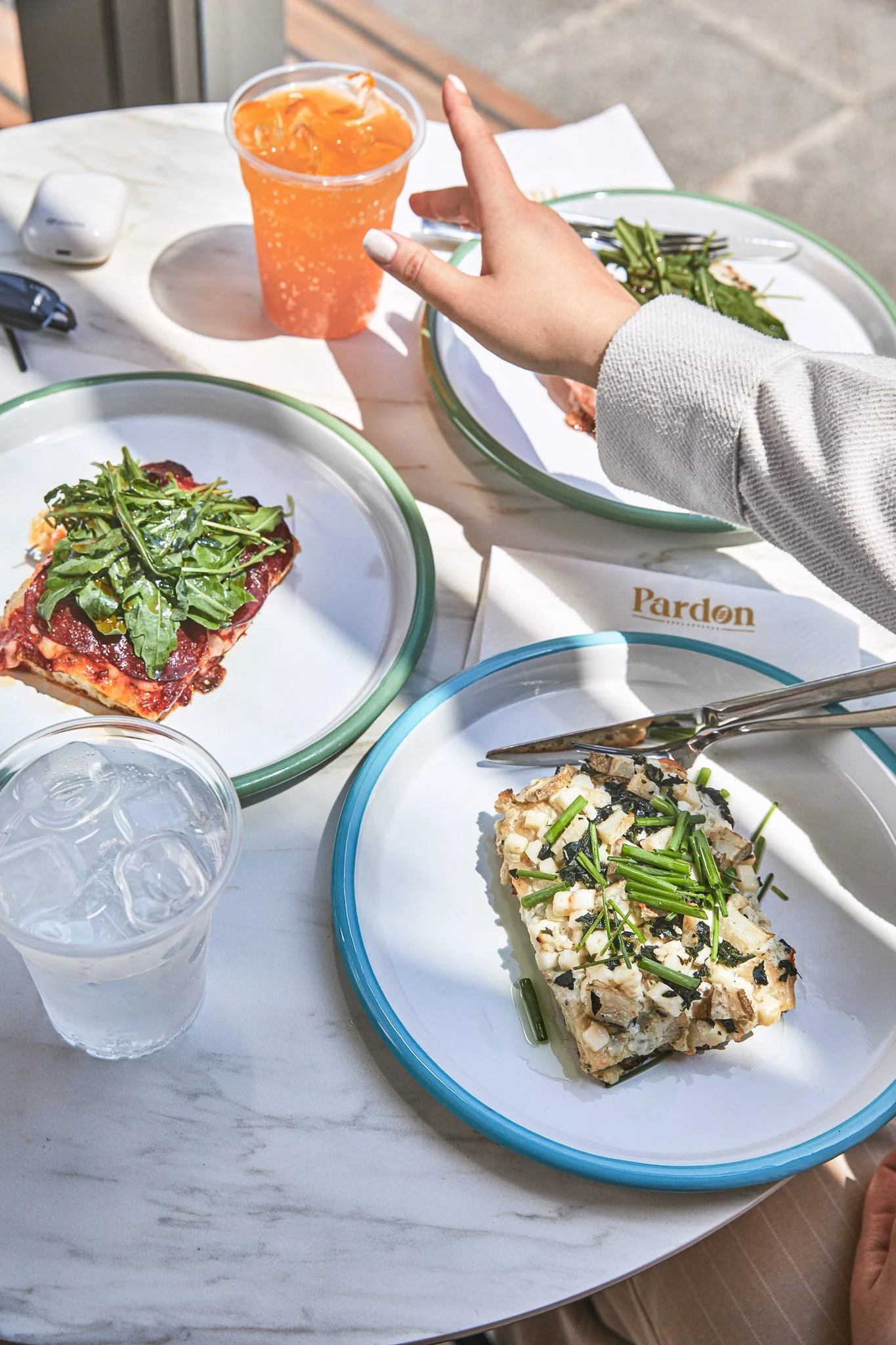 Modern İtalyan mutfağı fotoğrafçılığı, pizza ve kokteyl sunumu için profesyonel yemek prodüksiyonu.