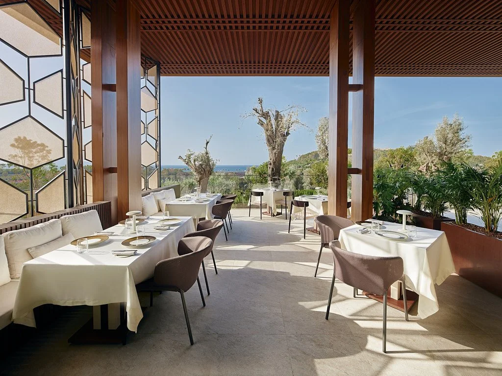 Beyaz örtülü zarif restoran yemek alanı deniz manzarası çekimi - PAM İstanbul restoran prodüksiyonu