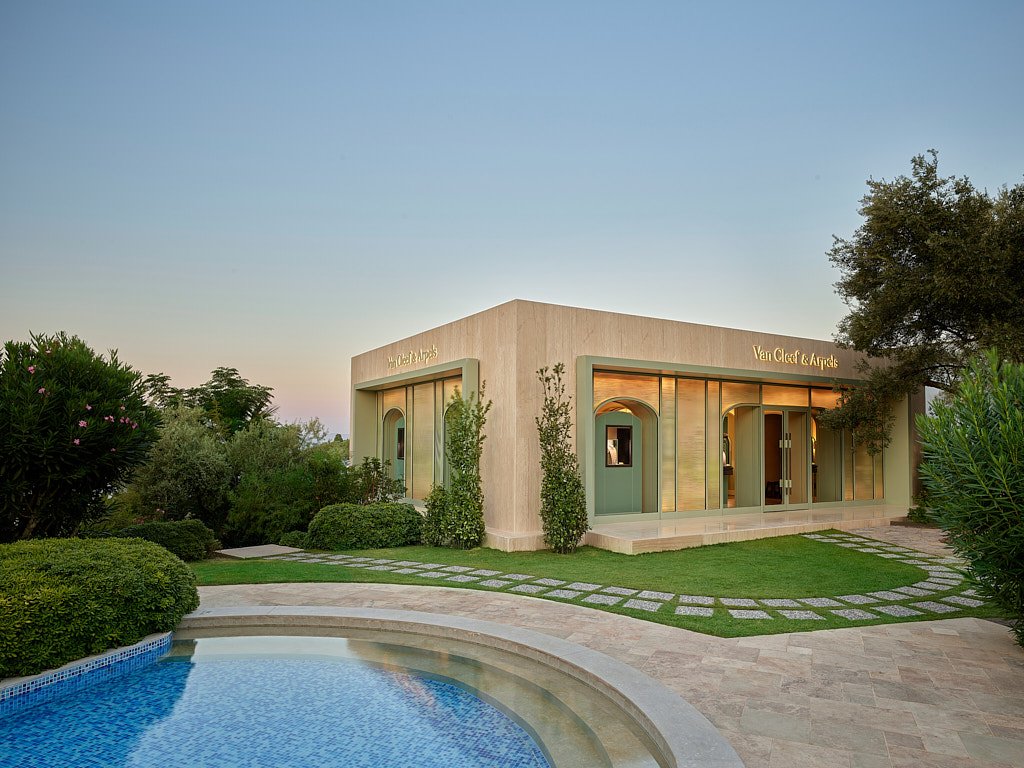 Modern otel lobi alanı mermer zemin ve oturma grubu çekimi - PAM İstanbul otel iç mekân prodüksiyonu