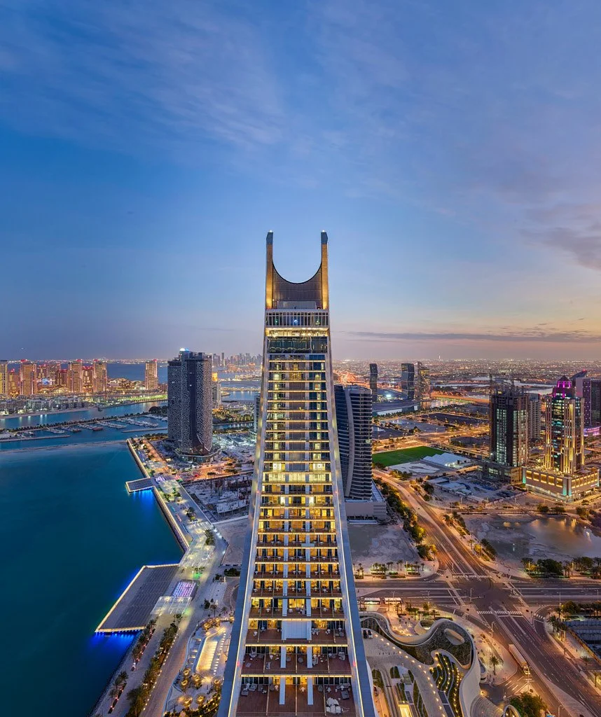 Lüks banyo çift lavabo mermer tezgâh ve ayna çekimi - PAM İstanbul iç mimarlık prodüksiyonu