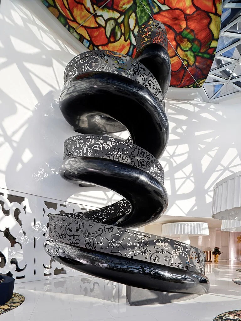 Modern salon beyaz köşe koltuk soyut tablo ve ayna iç mekân çekimi - PAM İstanbul iç mimarlık prodüksiyonu