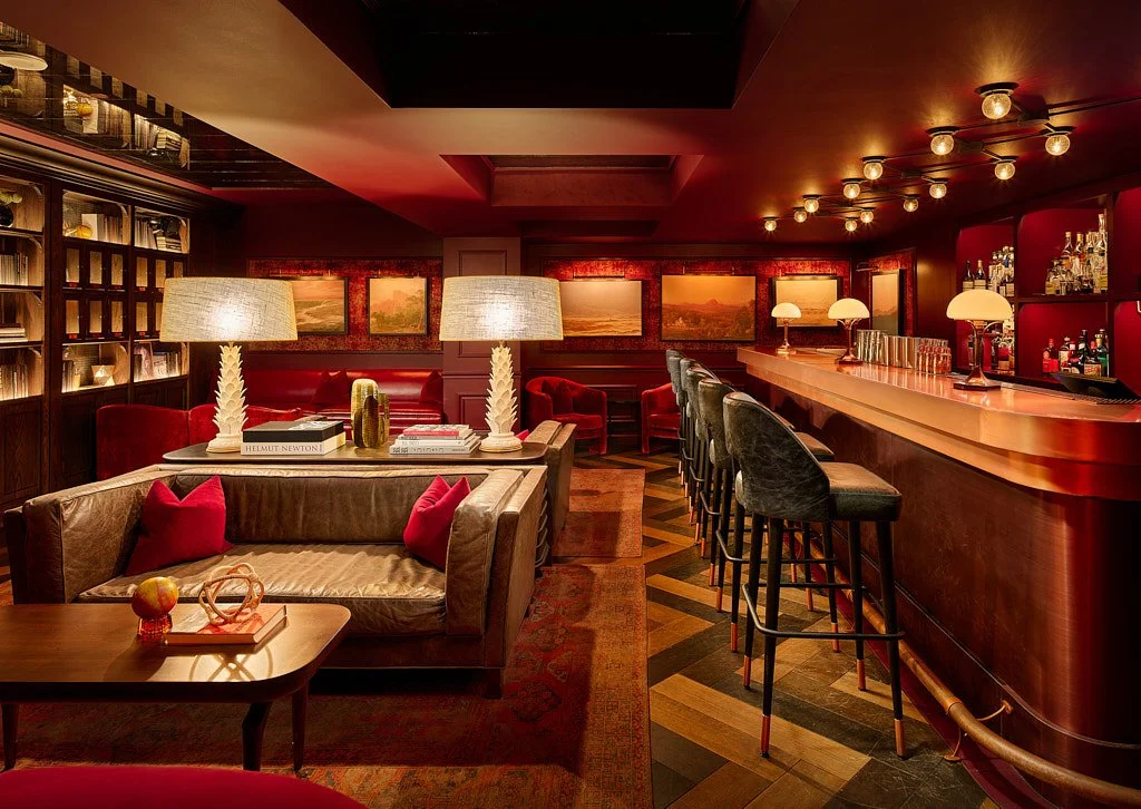 Modern konferans salonu sahne ve oturma düzeni çekimi - PAM İstanbul etkinlik mekân prodüksiyonu