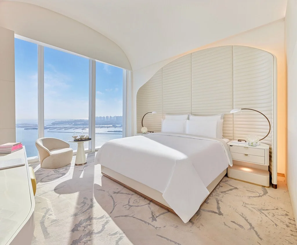 Geniş açık plan ofis masaları ve modern aydınlatma çekimi - PAM İstanbul kurumsal mekân prodüksiyonu