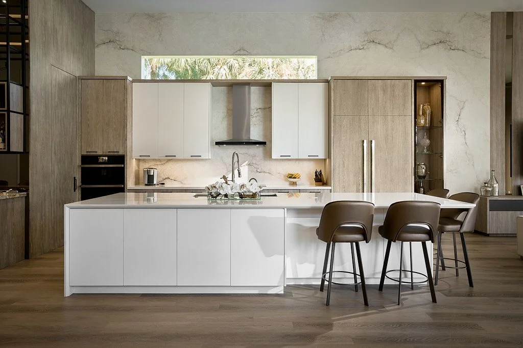 Gün batımında sahil şezlong ve şemsiye manzara fotoğraf çekimi - PAM İstanbul otel prodüksiyonu