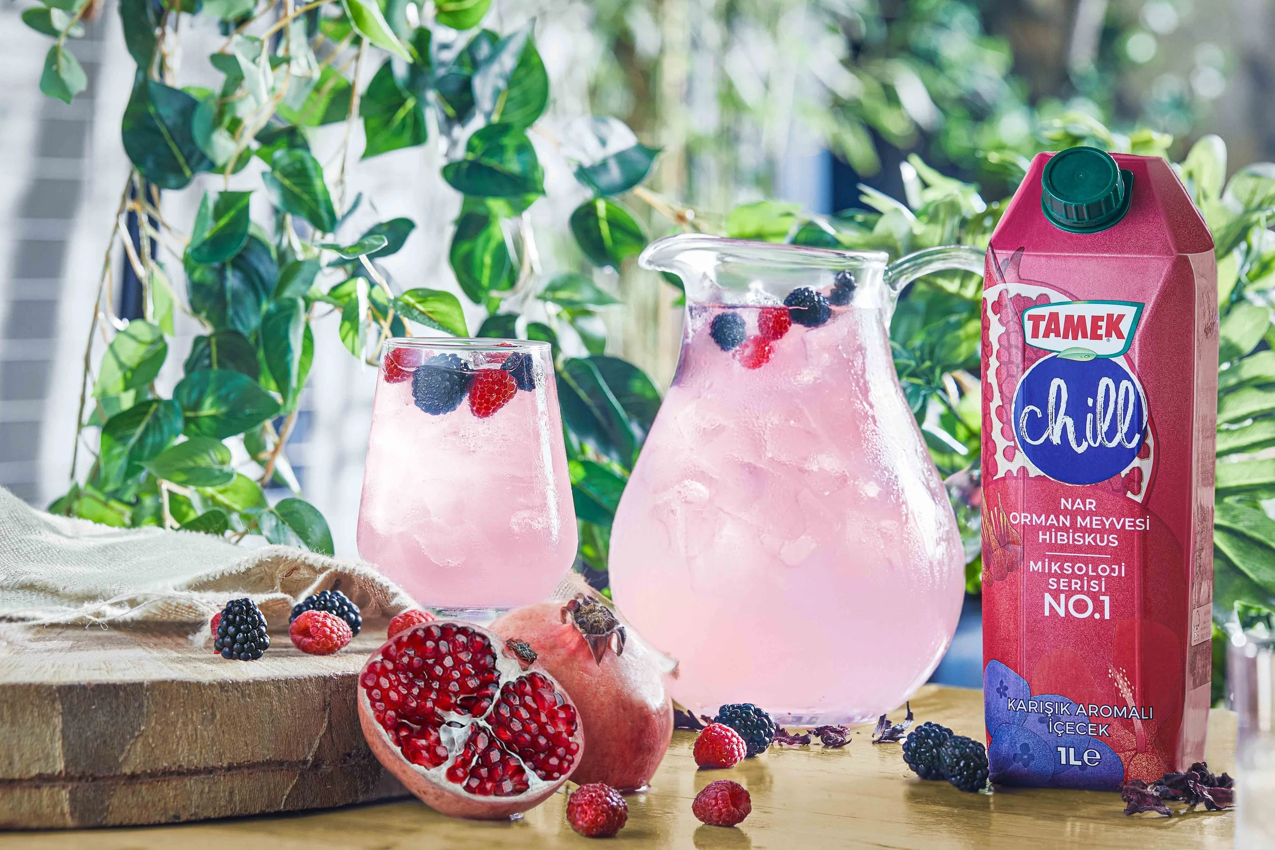 Yazın ferahlığını Tamek Chill'in doğal lezzetleriyle birleştiren gastronomi fotoğraflarımız, her yudumda sizi serinletiyor. Orman meyvesi, nar ve hibiskus gibi doğal tatlarla zenginleştirilmiş içeceklerimizin, profesyonel çekimlerle sanata dönüştüğü 