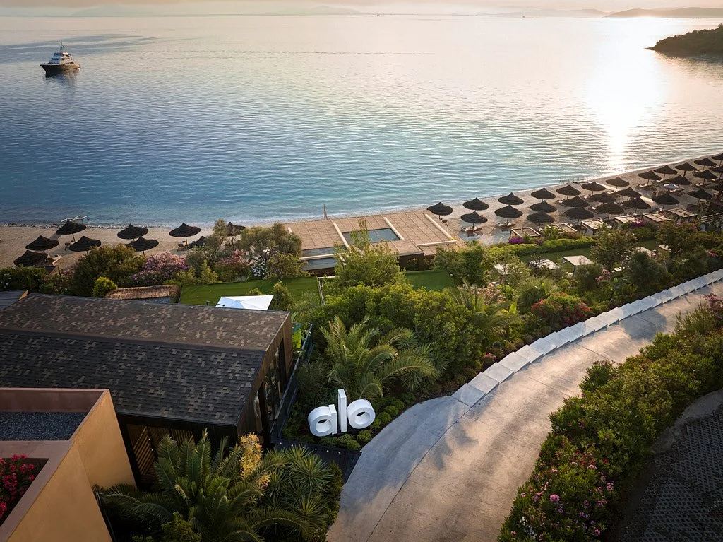 Açık hava teras restoran deniz manzaralı masa düzeni çekimi - PAM İstanbul restoran prodüksiyonu