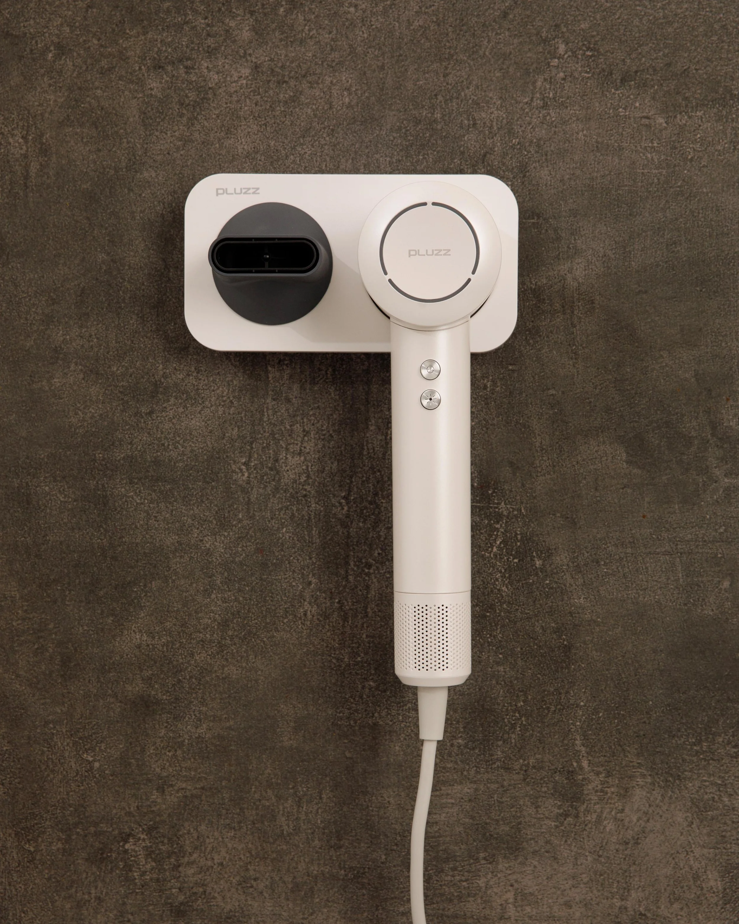 Kreatif ürün fotoğrafçılığı ve prodüksiyon: Pluzz markası için referans gösterilen, büyük markaların tercih ettiği profesyonel teknoloji çekimleri.