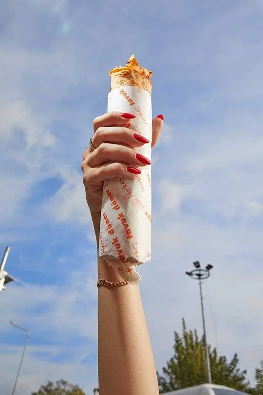 Kreatif dürüm fotoğrafçılığı - Gözyüzü arka plan ile ürün odaklı reklam çekimi