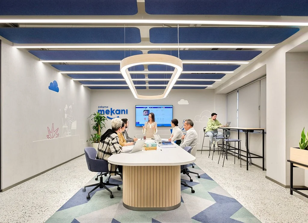 Palmiye ağaçlı açık hava yüzme havuzu tatil köyü çekimi - PAM İstanbul otel prodüksiyonu