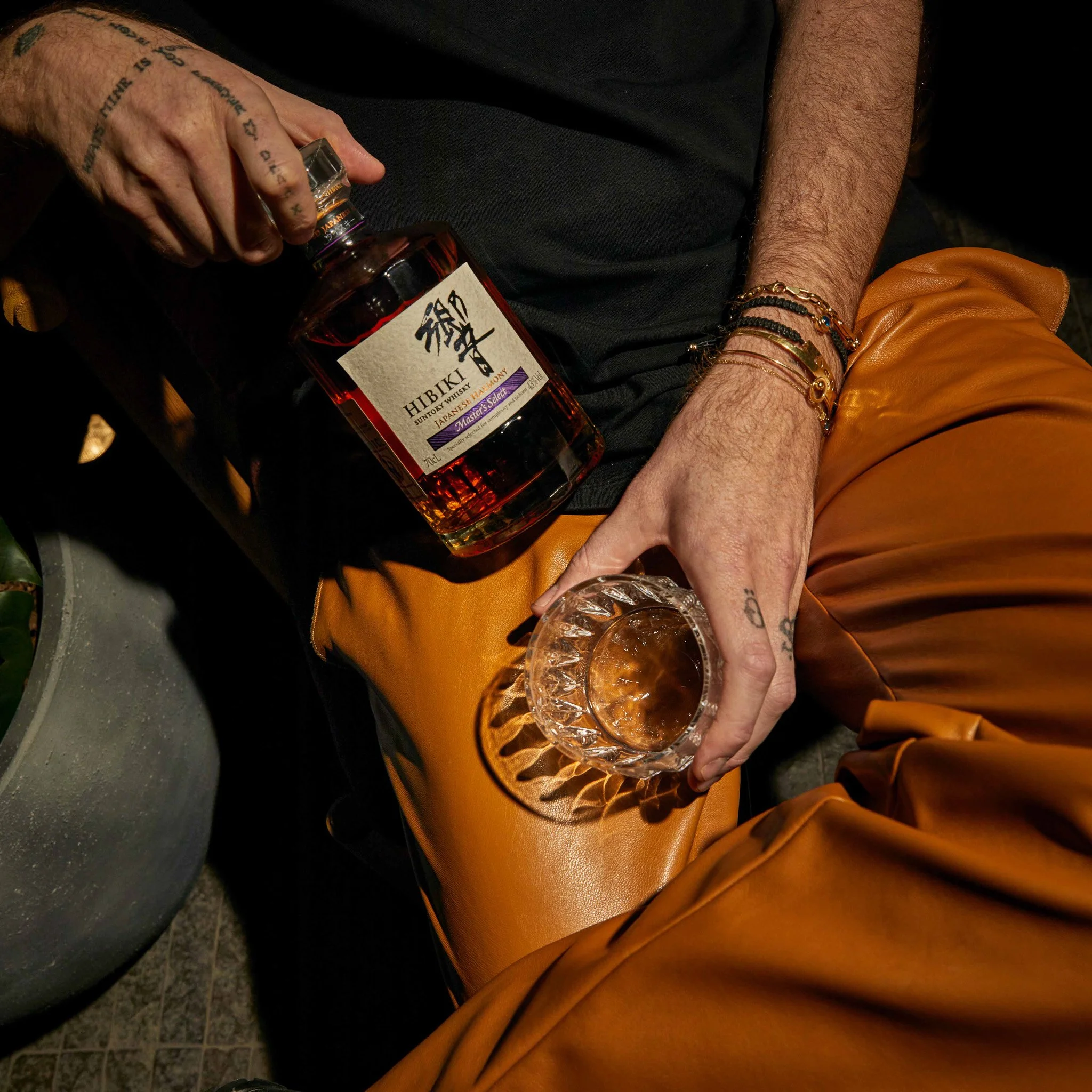 Lüks içecek fotoğrafçılığı - Hibiki Japanese Whiskey şişe ve kadeh sunum çekimi