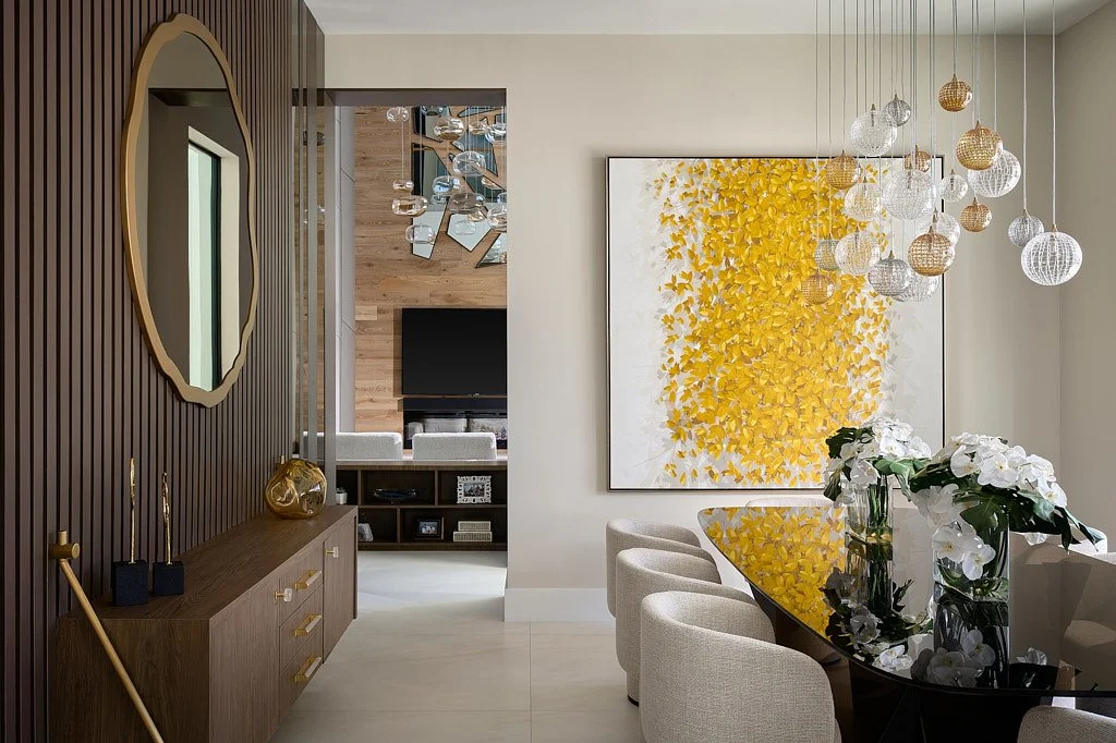 Lüks otel yatak odası panoramik pencere ve oturma alanı çekimi - PAM İstanbul otel prodüksiyonu