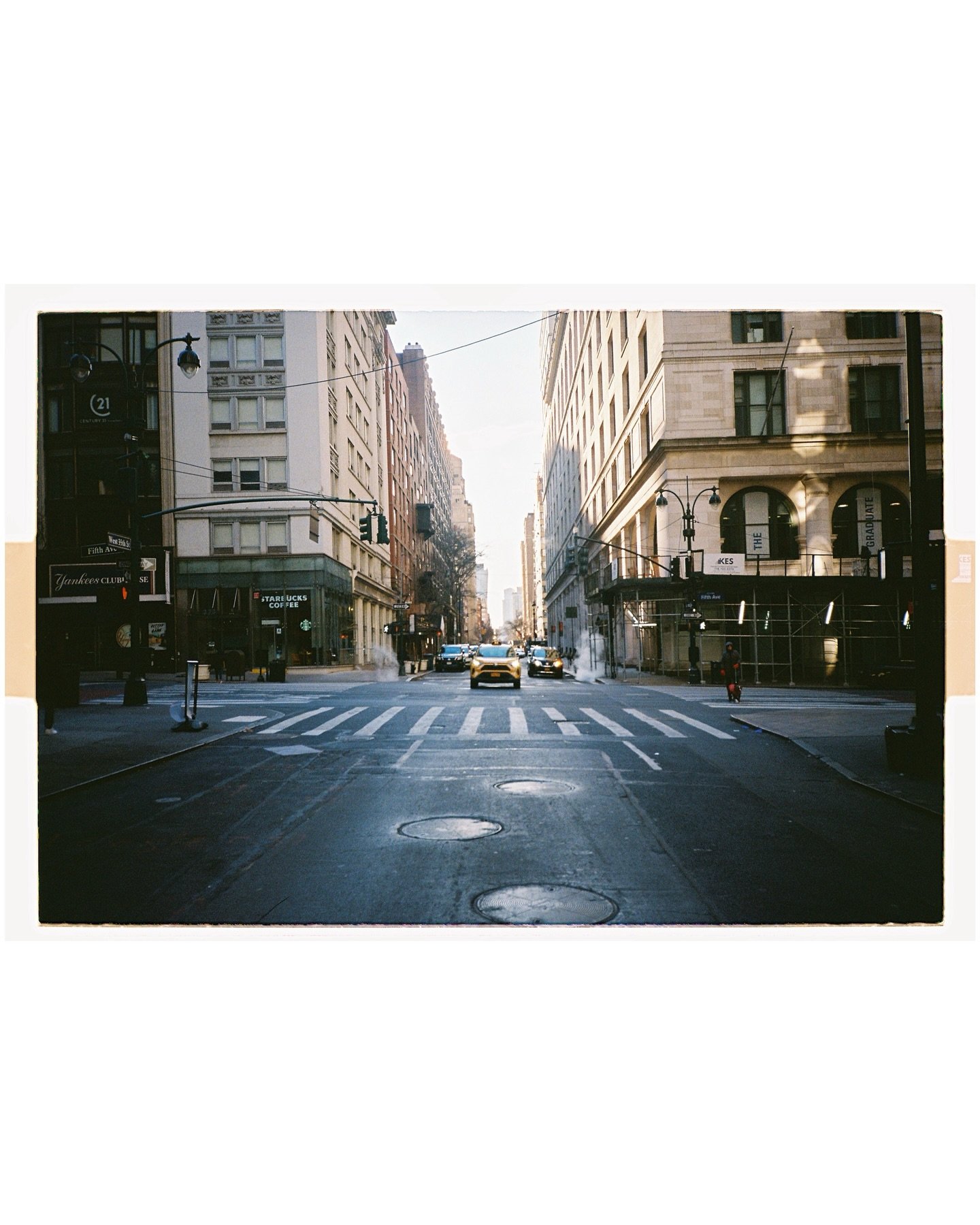 New York and 35mm ❤️
.
.
.
.
#newyork #newyorkweddingphotographer #newyorkweddingvideographer #35mm #lomo #lomography #destinationweddingitaly #bestweddingphotographer #streetphotography #bestoftheday #scrl #scrlgallery #filmphotography #brooklyn #bo