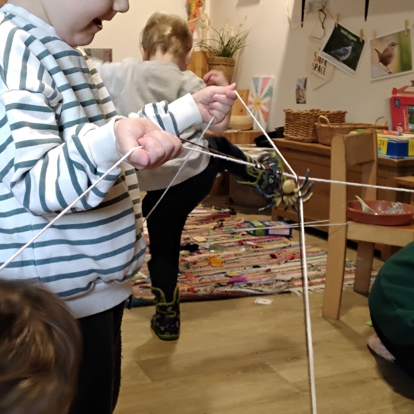 By building a large spider web and connecting the spiders, the children explored materials, developed fine motor skills, spatial awareness, and strengthened their ability to work collaboratively 🕷️🕸️