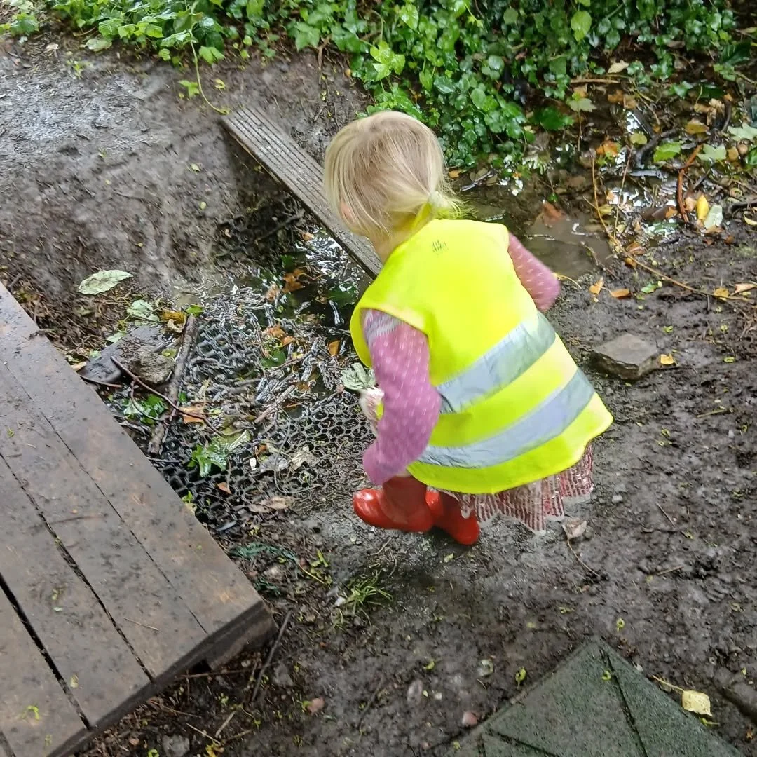 We had such a wonderful time exploring the  tresshouse the children loved exploring the swing and risk taking on the planks. #riskplay #commuintygarden #outdoorfun #gettingwet💦 #goldenhillcommunitygarden