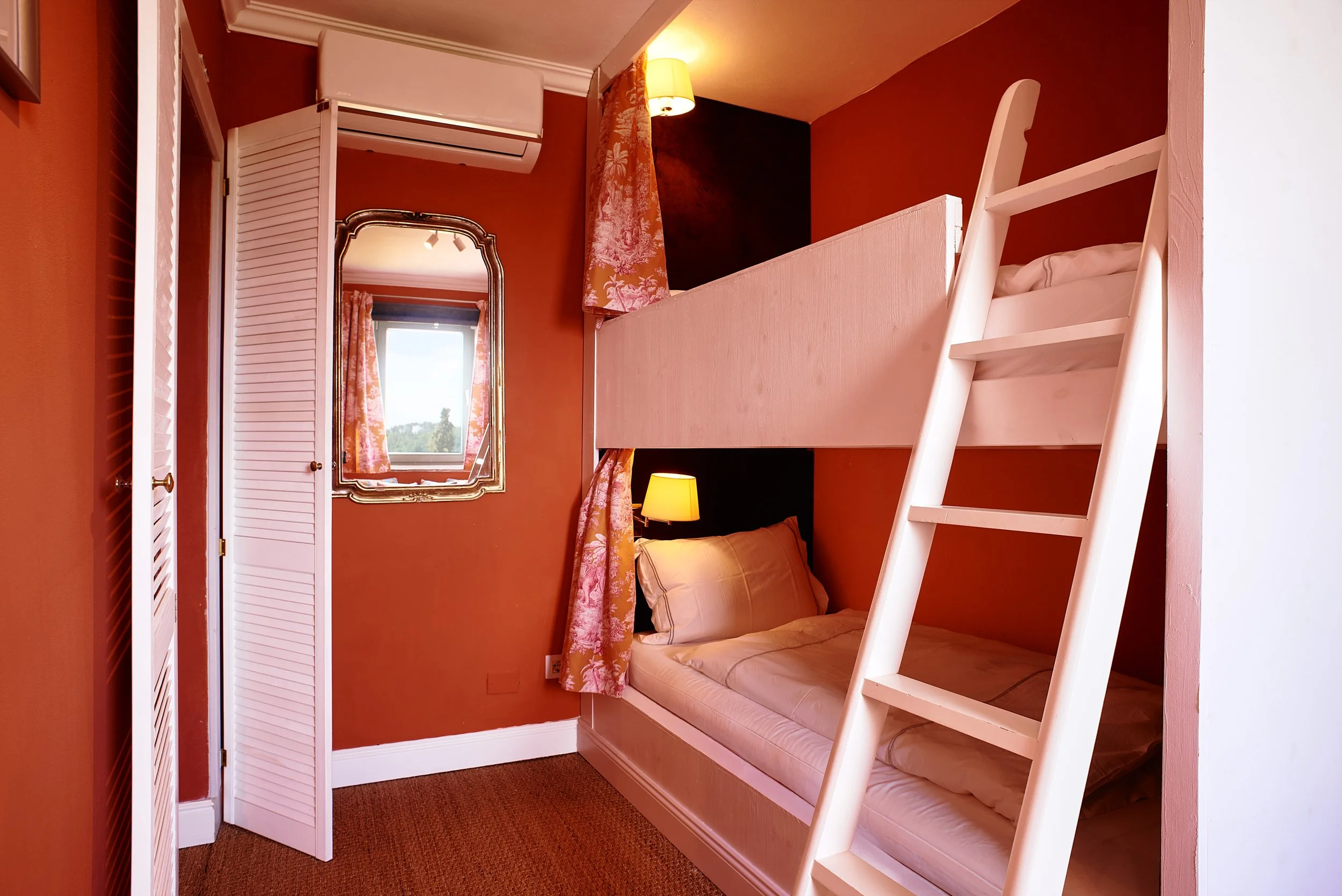 COSY RED ROOM 01.jpg