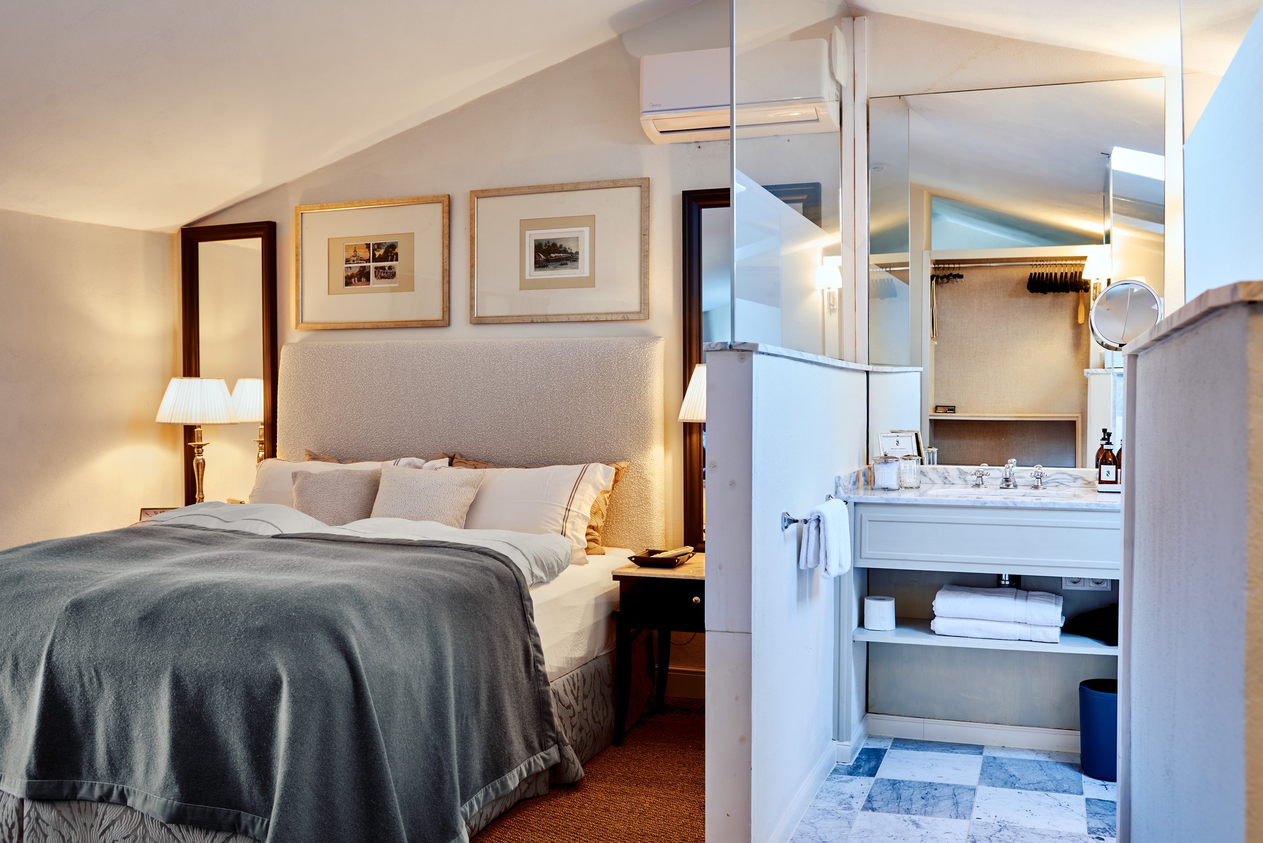 MASTER SUITE 02.jpg