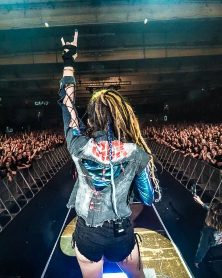 Leaguists! 🔥
Die grandiose Show in Hamburg steckt uns immer noch in den Knochen &ndash; G&auml;nsehaut pur! Umso mehr freuen wir uns darauf, mit euch in K&ouml;ln noch einmal die gro&szlig;e Arena f&uuml;r Kissin Dynamite anzuheizen.
Und im kommende