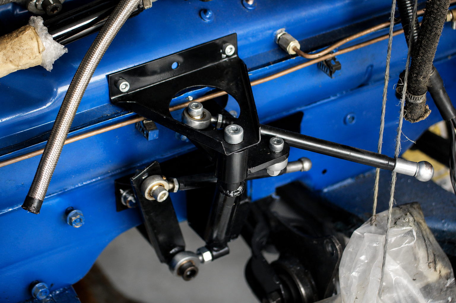 Race spec gear shifting, a Satchshift by Satchell engineering. For direct feel shifting, and lifts the gear knob up to right next to the steering wheel. 