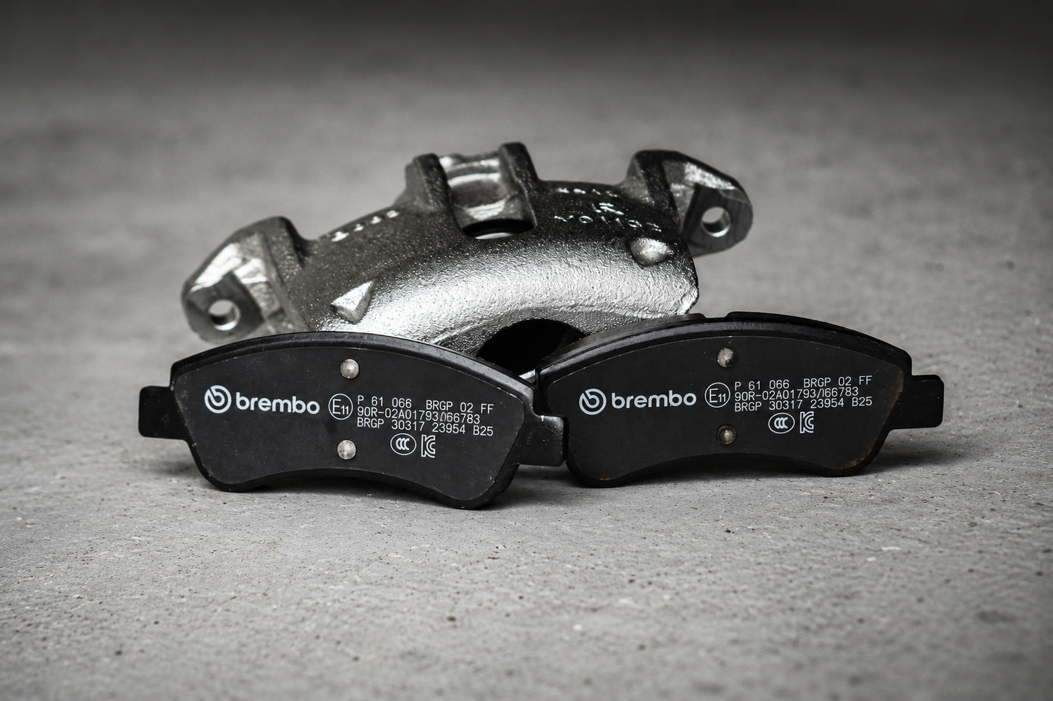 All 4 calipers are brand new from the box, and the discs and pads all around are Brembo.