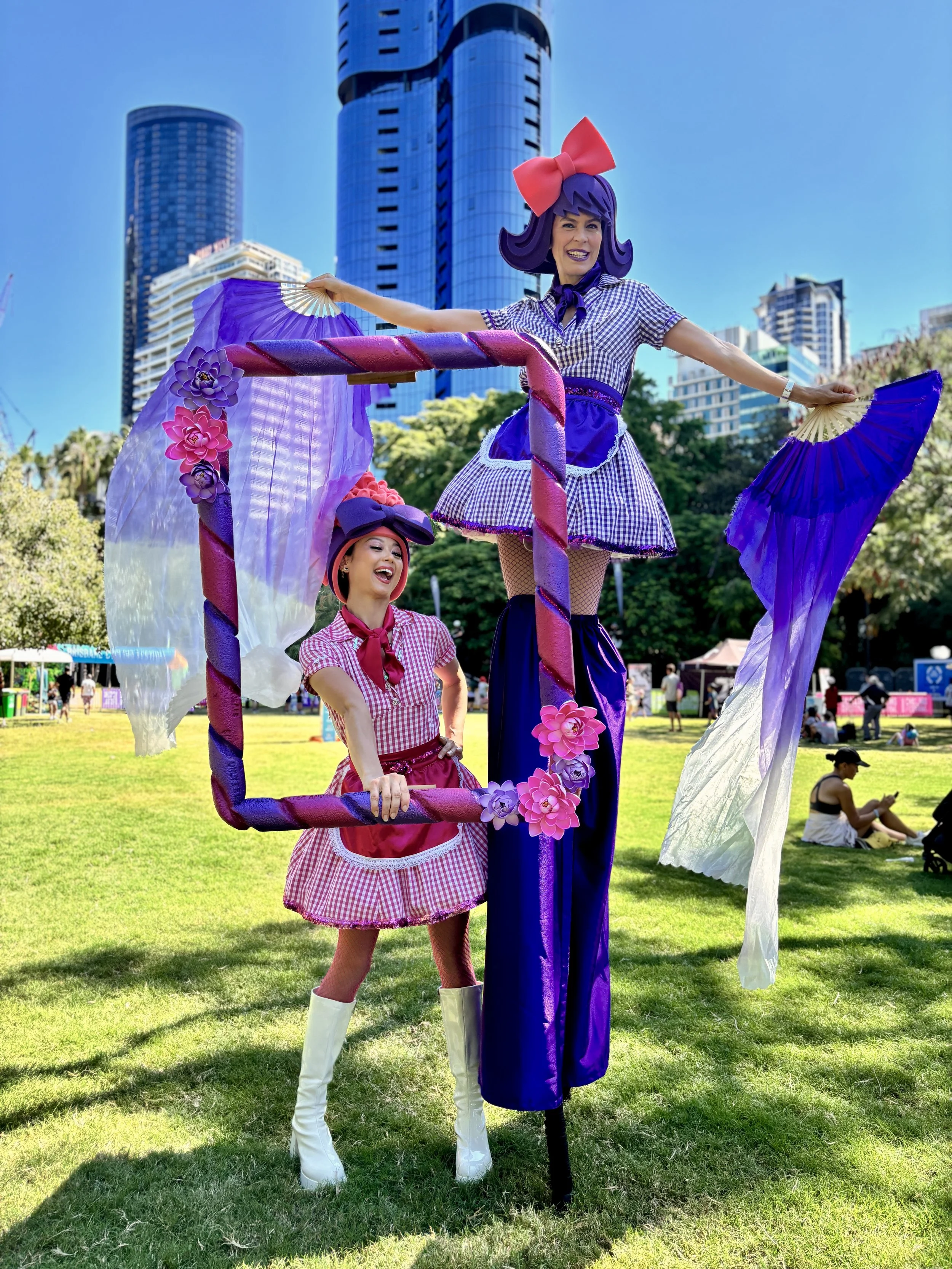 roving picture frame performer