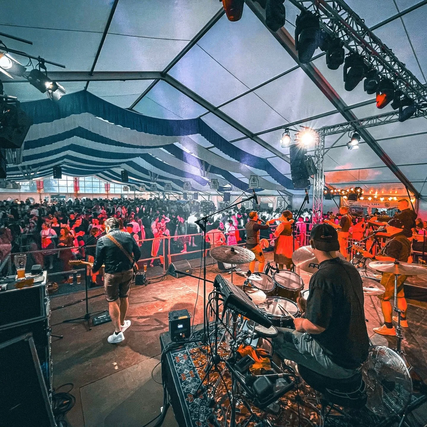 Brauereifest K&uuml;hbach 2026 - Party bis es von der Decke tropft 🥳🥵

🎪 @brauereikuehbach 
📸 @marmeladenglasmomente_by_sunni 

#party #bierzelt #partyband #band #liveband