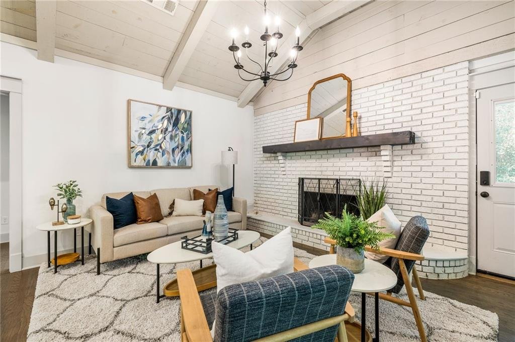 A little staging goes a long way ✨

Layered textures, intentional furniture placement, and warm neutrals turned this space into one buyers can instantly picture themselves living in.
-
#clevergirlinteriors 
#homestaging 
#stagedtosell 
##interi&oslas