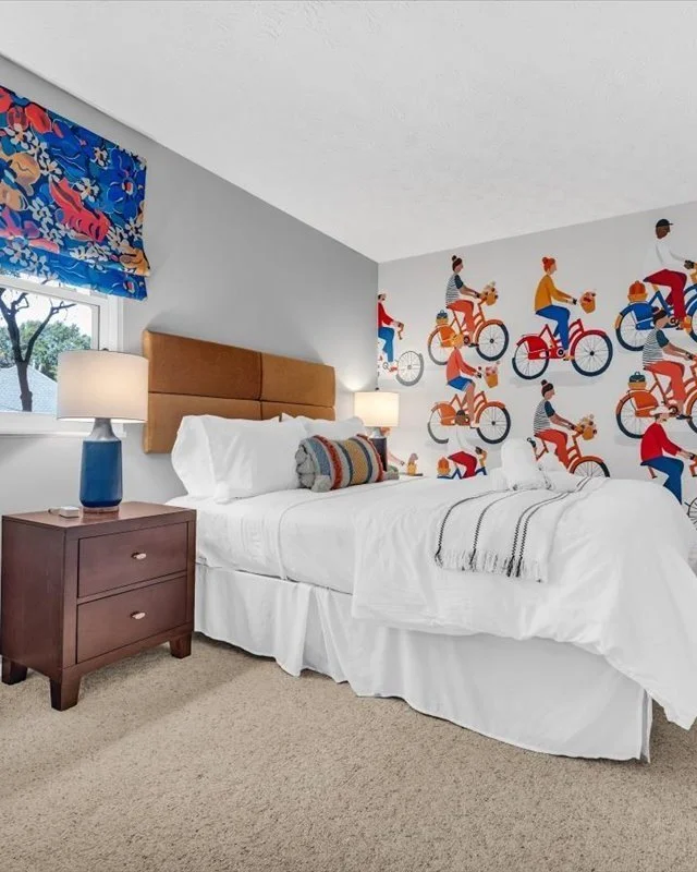 The difference between decorated and designed?
The details. Who doesn't love a great wallpaper?

 #linkinbio 
#clevergirlinteriors 
##interi&oslash;rstyling 
##designinspᴏ 
#HomeDecorTips