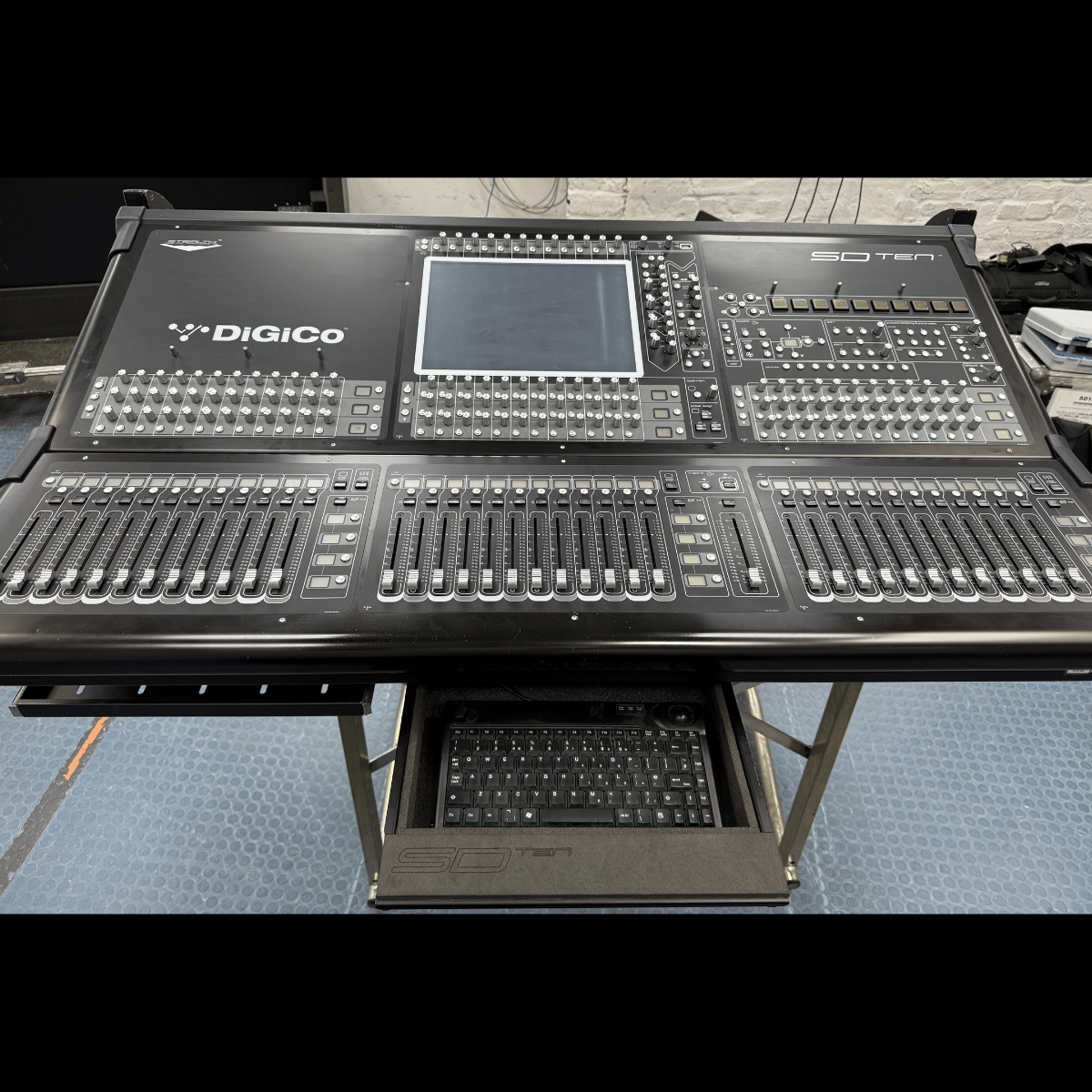 DiGiCo SDTen with keyboard.png