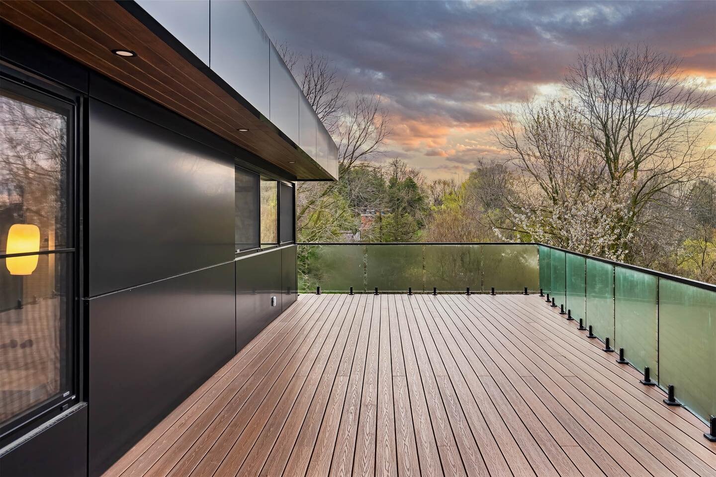 Zen like patio retreat 

Architecture: @smpldesignstudio 

📸: @craft_photo_video 

@express_glass_toronto 
@fiberondecking