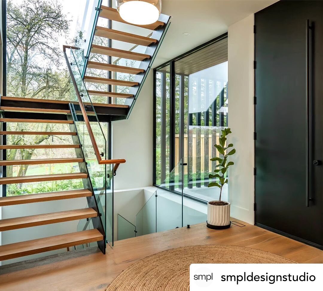 Posted @withregram &bull; @smpldesignstudio Such a beautiful and sculptural piece of art to walk down, on the way to your morning coffee 

Located in the entry vestibule of this #dundasvalley #modernhome is a U shape staircase with treads colour matc
