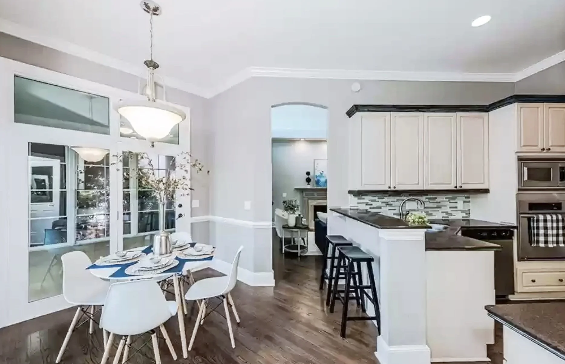 Kitchen breakfast area