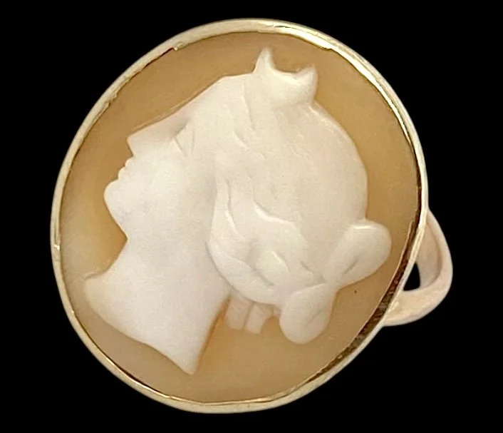 Good Size Antique Victorian 9ct Gold and Shell Cameo Ring (of Diana the Huntress)