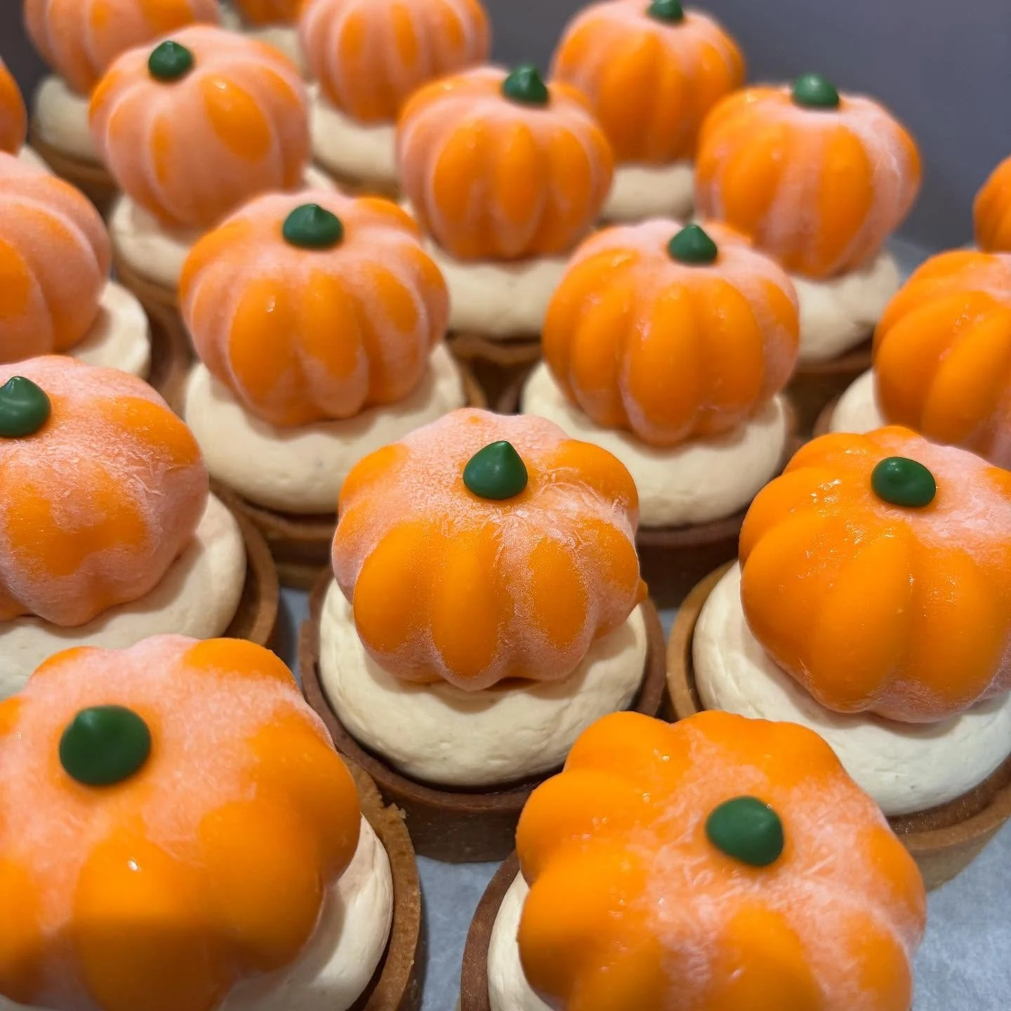 Rows and rows of Pumpkin Pie Tarts coming at you this weekend @creake_abbey and @holtmarket markets! 🎃 

#hestiapatisserie