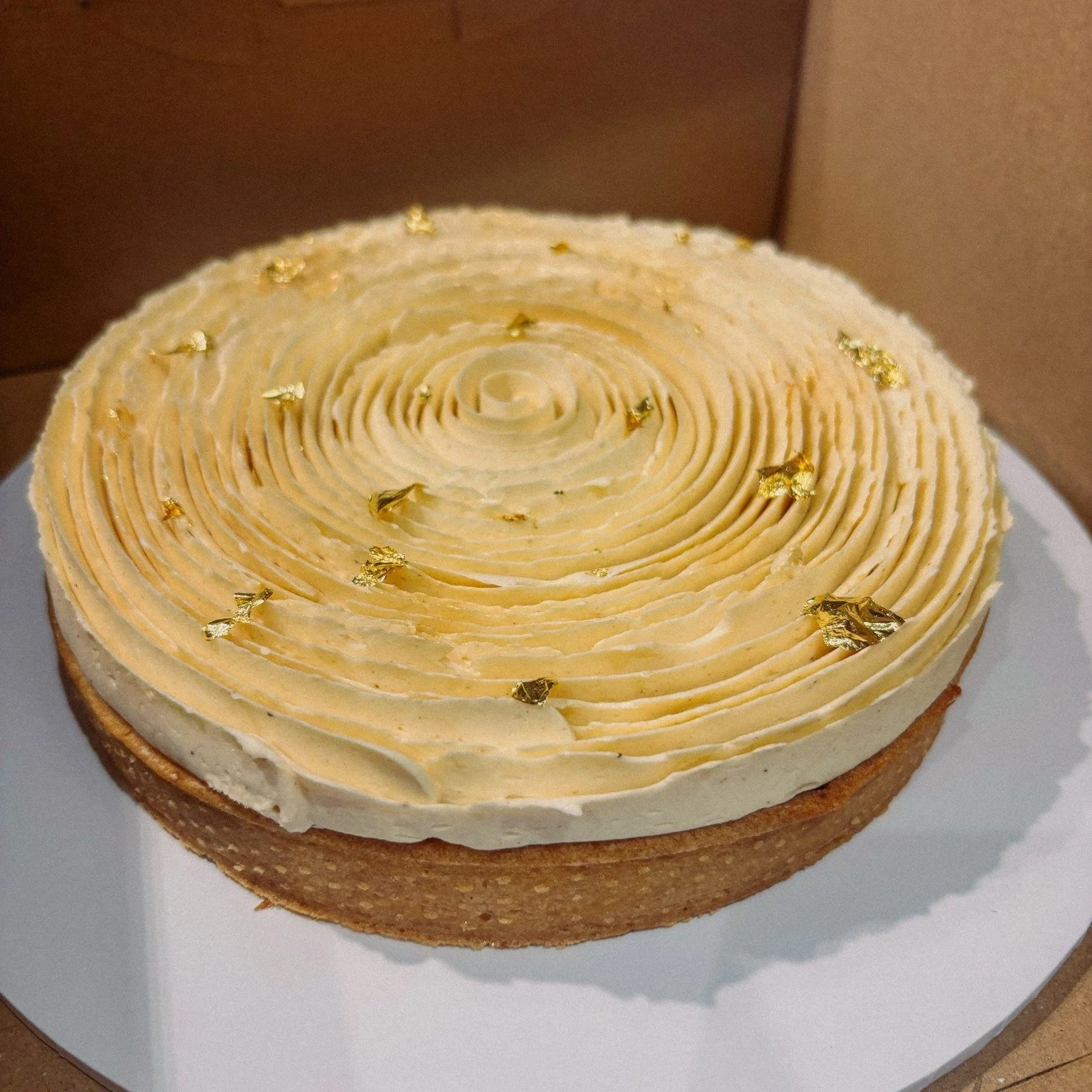 Gingerbread Plum Tart 🎅

An almond sable pastry case filled with layers of fresh plum and spiced gingerbread financier, decorated with whipped ginger ganache, edible gold and glitter for some extra sparkle 🤩

Full of festive flavours of clove, nutm