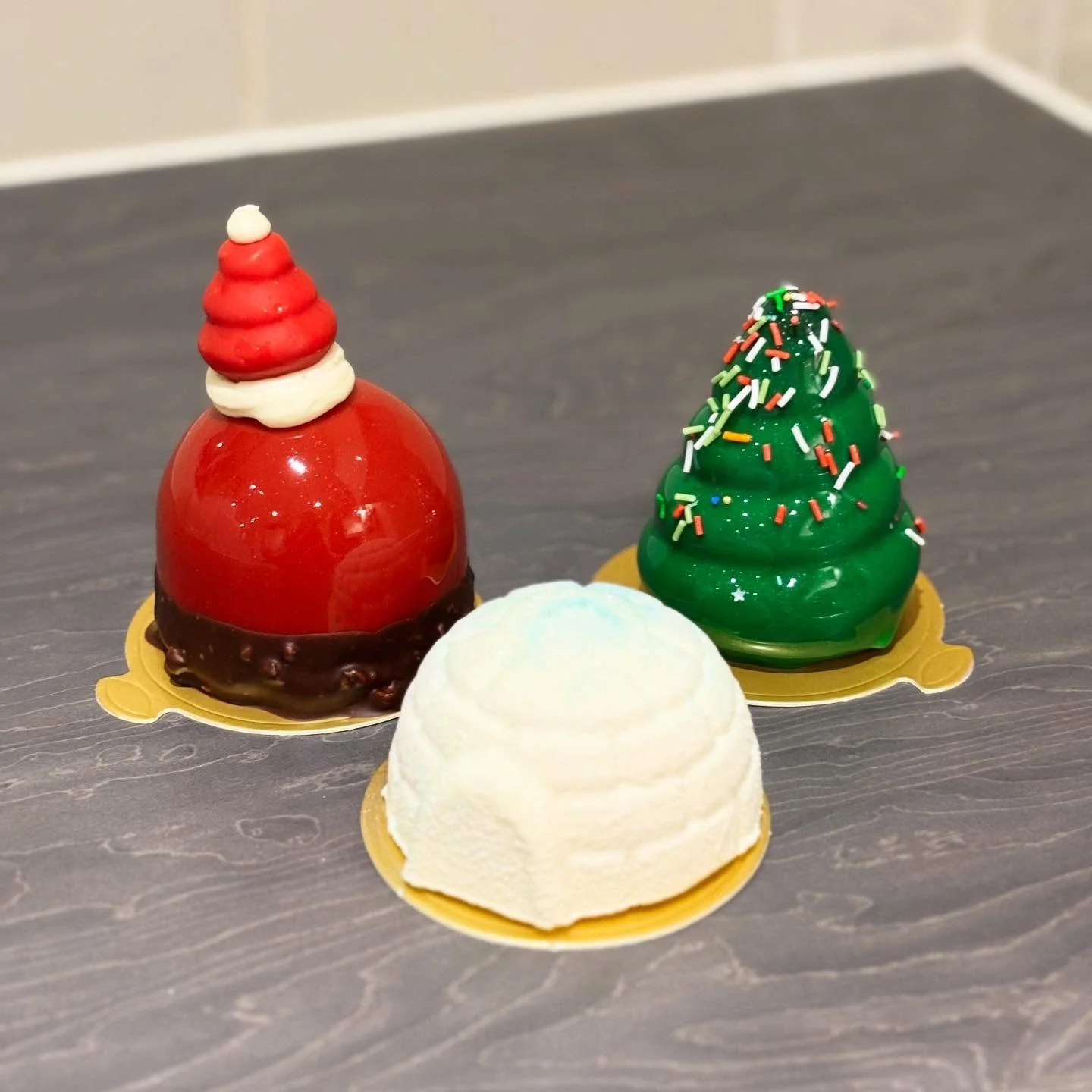 Let me introduce you to the Hestia Patisserie Christmas Entremet 2025 🤩

🎅🏼 Mulled Pear Chocolate Santa (GF)
Mulled pear compote, pear and walnut buttermilk sponge, milk chocolate and Poire William liqueur mousse, chocolate shell, whipped pear gan