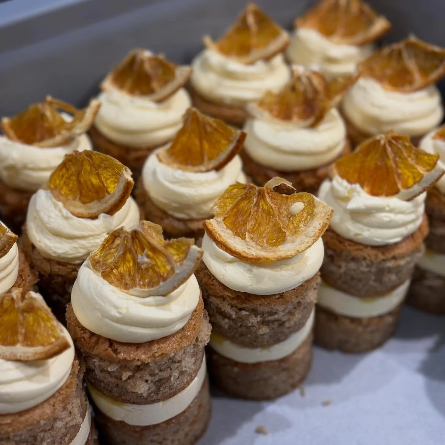 Gosh these Clove and Clementine Sponges were super popular last Saturday! 😍

With a clove buttermilk sponge, soaked with a clove syrup, clementine cremeux and clementine Swiss meringue buttercream this really does feel like Christmas in a mouthful ?