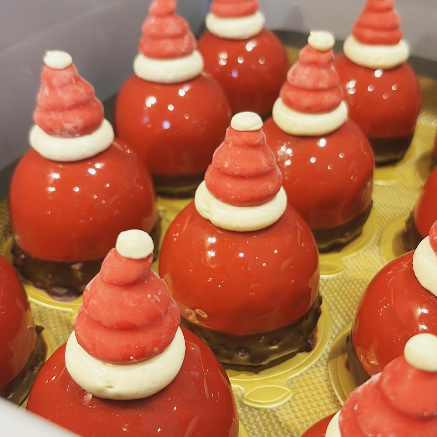 Who tried our Santa Claus Entremets at the weekend?! 🎅🏼 

This feels like a bit of a full circle moment, reimagining our original Christmas Entremet into something new 🤩

With a mulled pear compote nestled in a Poire William Liqueur chocolate mous