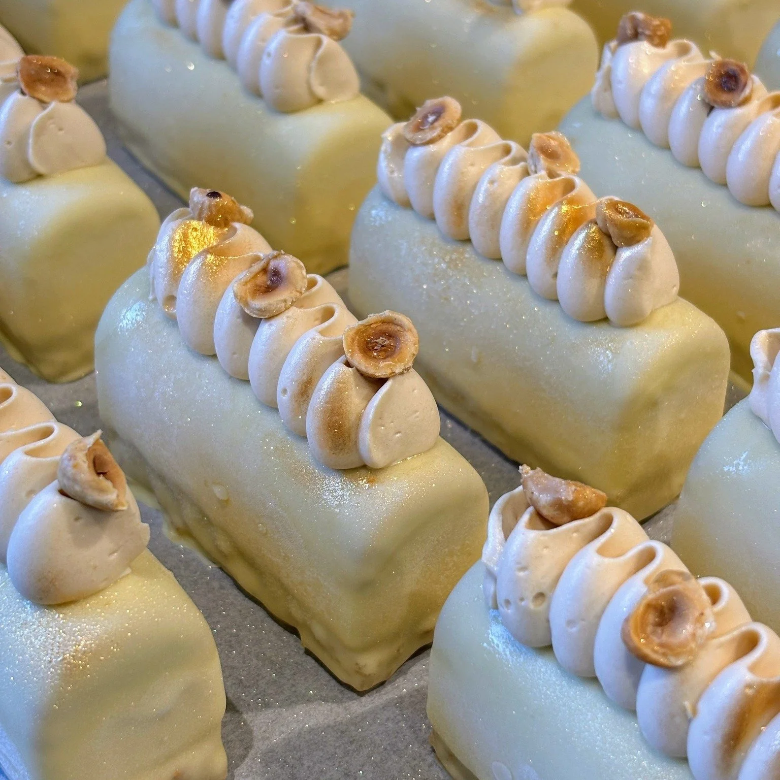 Creake Abbey First December Farmer's Market ⛄

Come and join us next Saturday, 6th December, at the beautiful @creake_abbey  for their first of TWO December markets 🤩

On the display you will find..

- Gingerbread Macaron
- Candy Cane Macaron (GF)
-