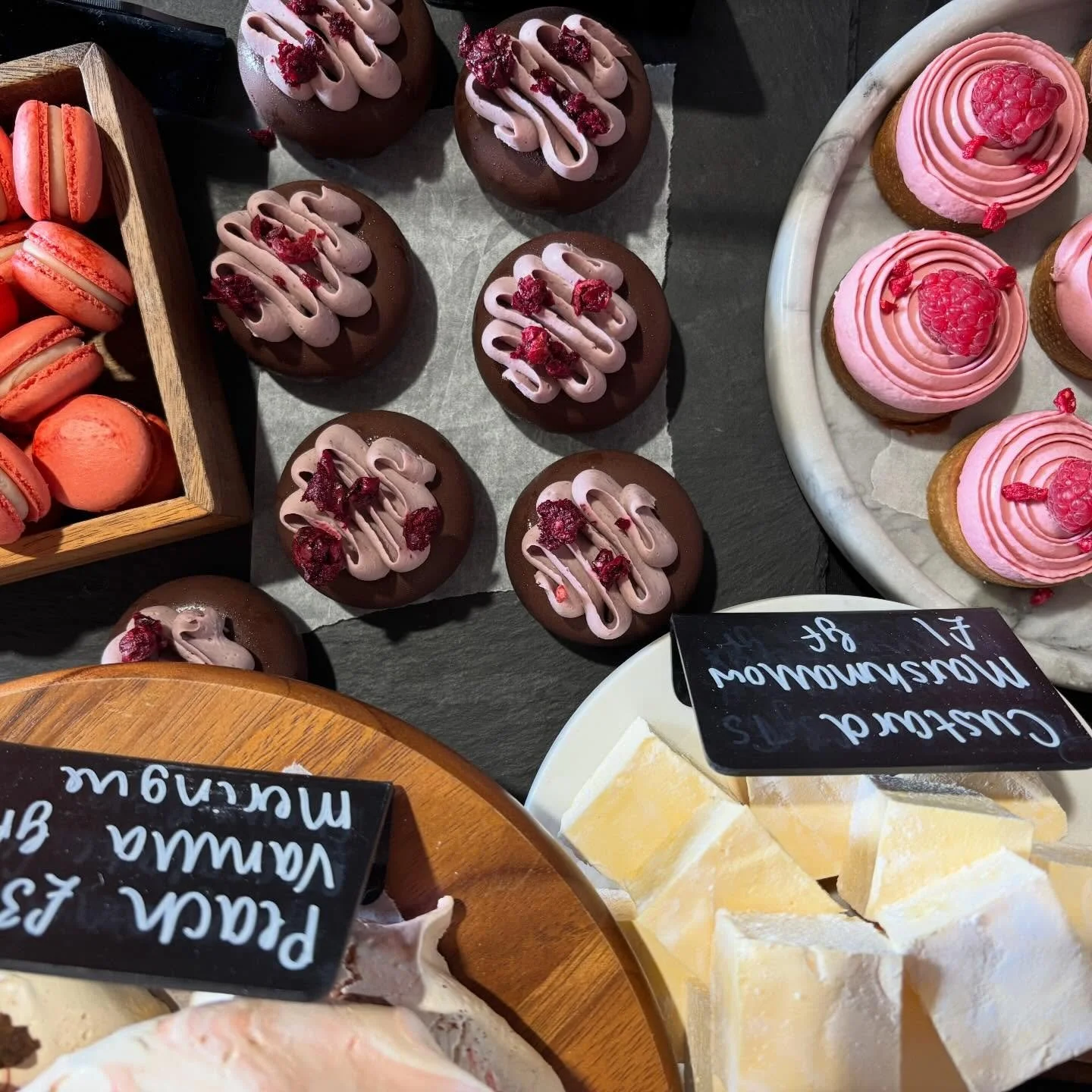 When the sun is shining and the colours of the patisserie are POPPIN&rsquo; 🌺 

Come and see us today @creake_abbey , 9am-1pm for all your bank holiday delights 🥰

#hestiapatisserie #creakeabbey #creakeabbeyfarmersmarket
