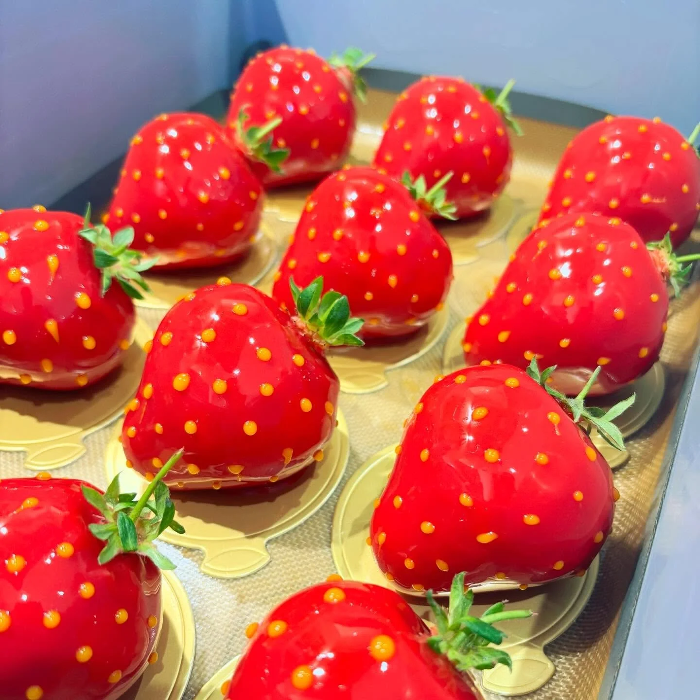 Getting the Strawberry Lemons all in a row ready for their big weekend 🤩

I always forget just how long it takes to decorate these 😅

Cannot wait for you to be able to enjoy them at @creake_abbey and @holtmarket over the next couple of days! 🍓 🍋 