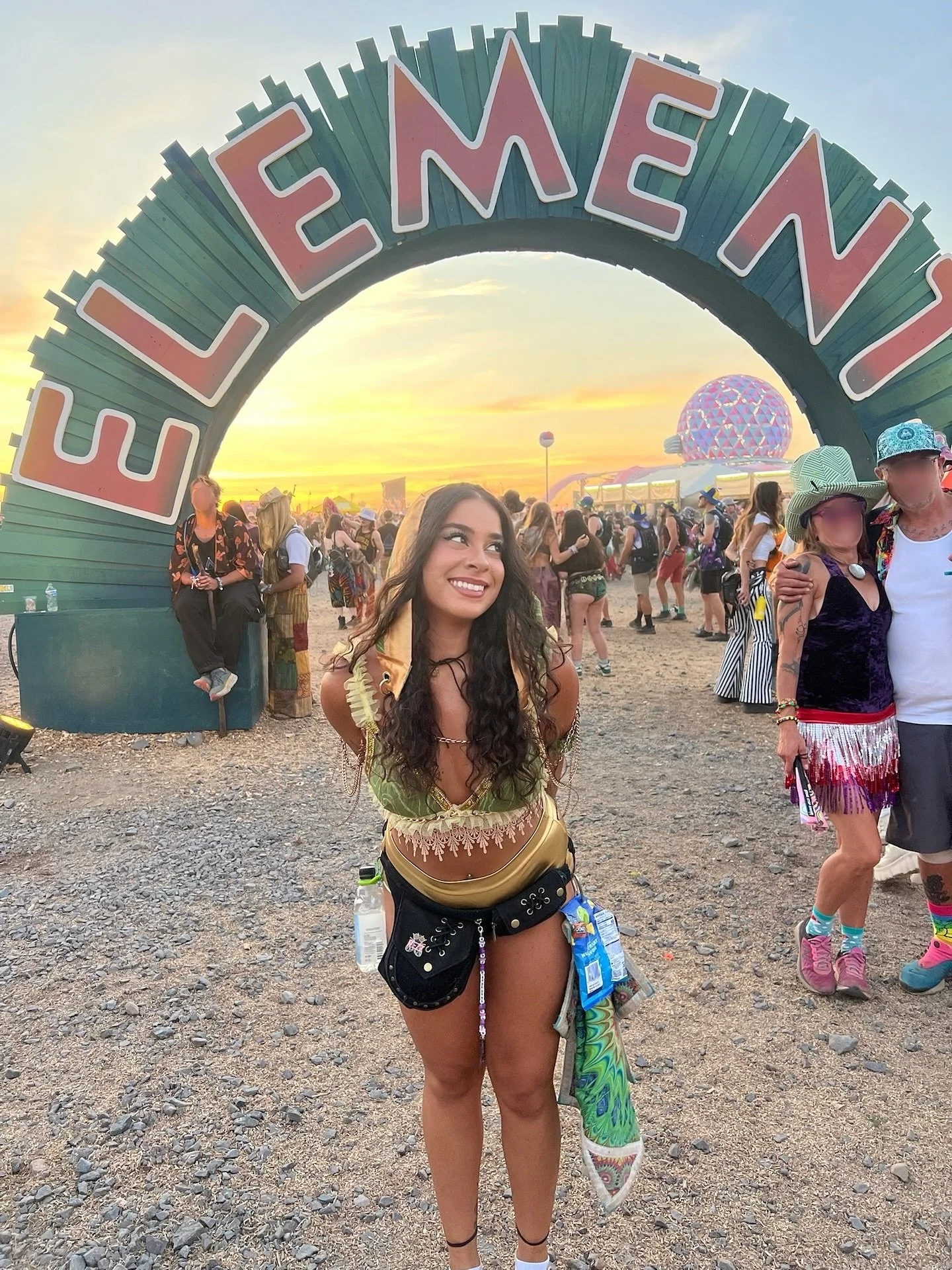 @jen.thevirgo flowing through the elements in our Elysia Chain Bra Set 🧚💫

#chainbraset #hautelinebling #elementsfestival #raveoutfitinspo #festivalfashion