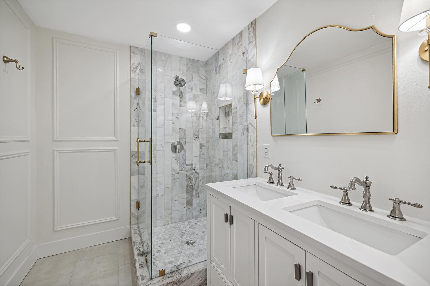 We love this timeless bathroom design ✨

Interior design: @teelcabana 
General Contractor: @floridateelspecialtybuilders