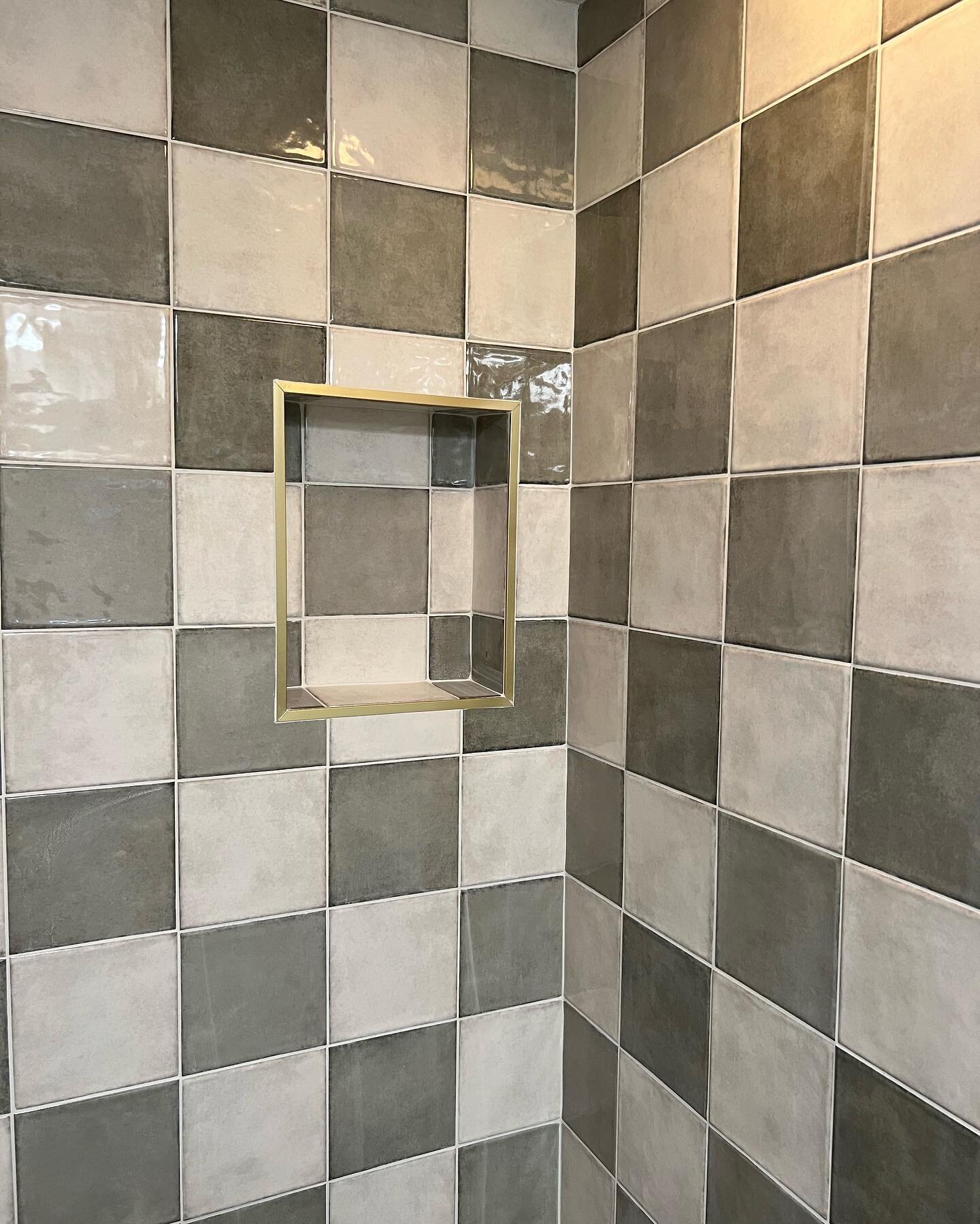 Who said bathrooms had to be boring!? We love a checkered pattern tile&hellip; and a green and brass combo! #checkeredtile #showerinspo #bathroomremodel 

Interior designer: @teelcabana