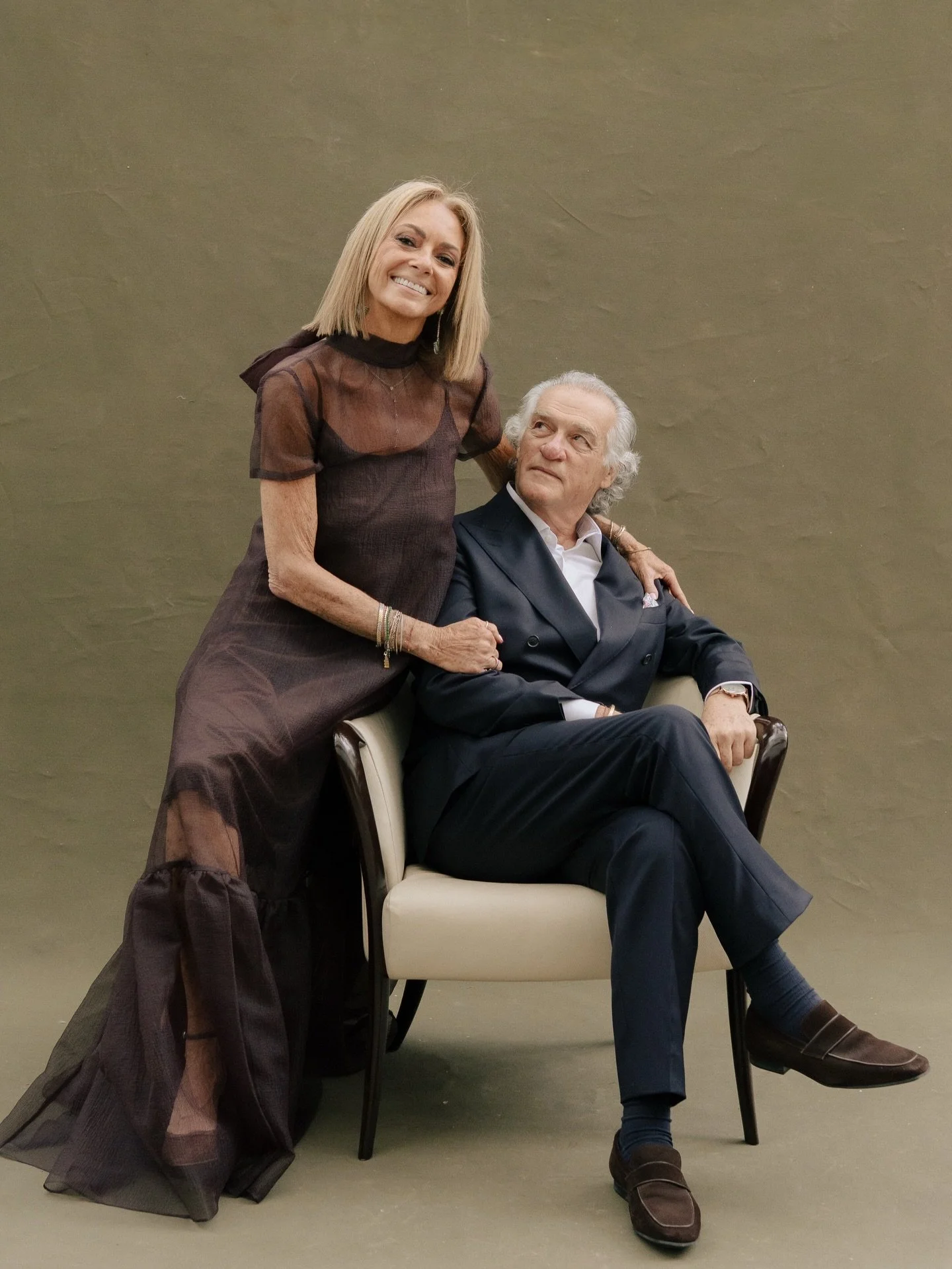 The Elias family.

Que honor fotografiar el amor de Cecilia &amp; Ricardo en su 50 aniversario🤎 

En palabras de Ricardo: &ldquo;Para que la f&oacute;rmula matrimonial funcione se necesitan ganas de estar juntos (querer querer) y entender que al fin