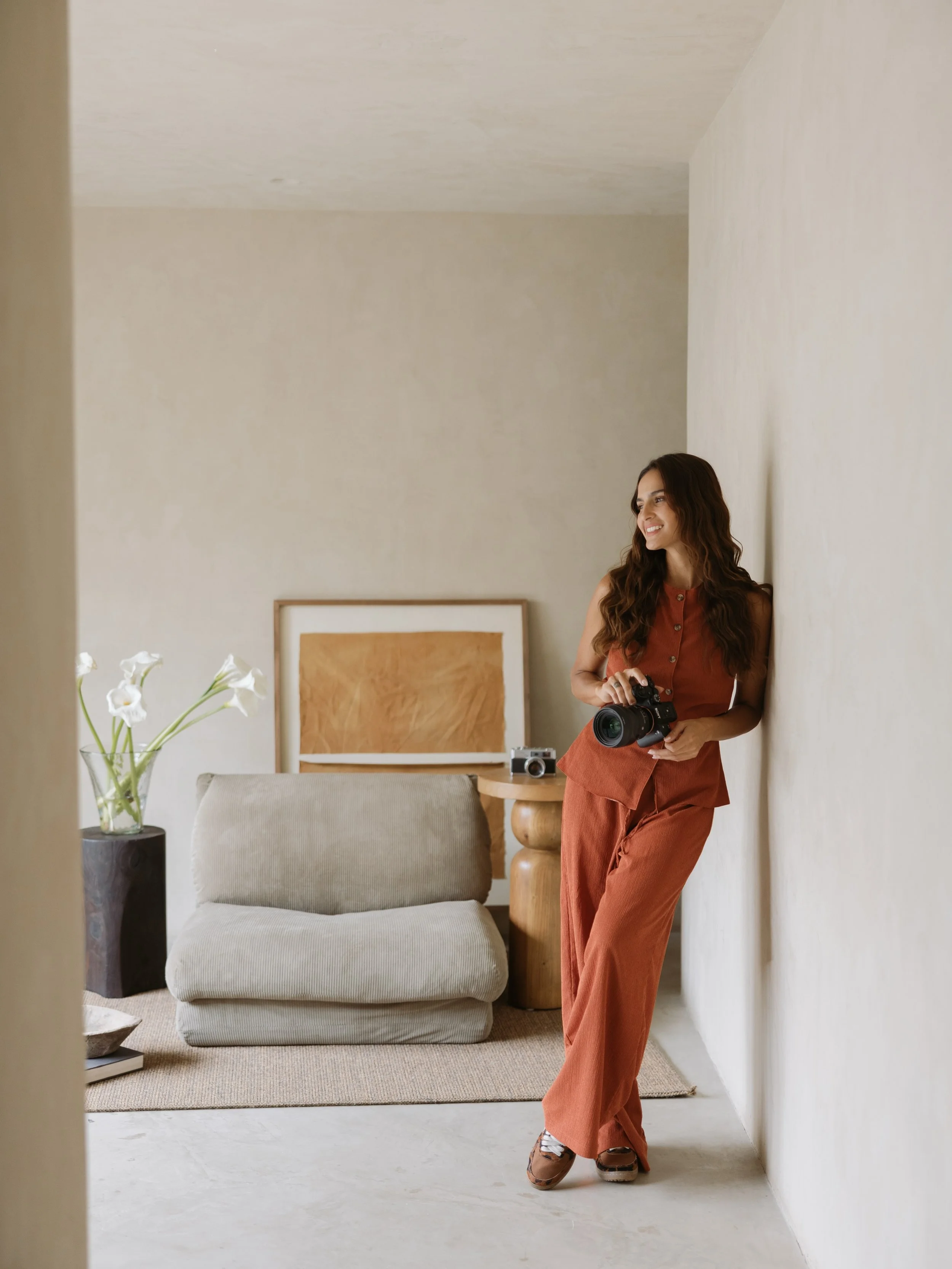 Hi, I&rsquo;m Ale &mdash; the photographer behind ALMAR.

I&rsquo;ve always believed that the way I photograph you starts long before I pick up my camera. It starts with getting to know you, creating trust, and making you feel completely at ease in f