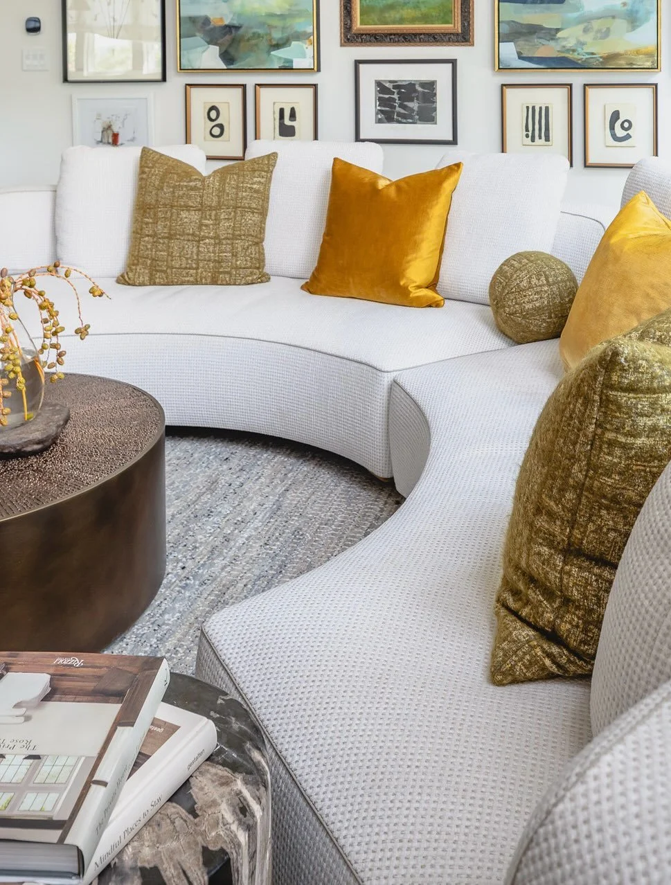 …Conversation vibes…
We’re so thrilled to be featuring this beautiful, flowing Minotti “Florida” sectional in our Serenbe living room, from our friends at @minottibyhamodern, tailored exquisitely with such a “gro