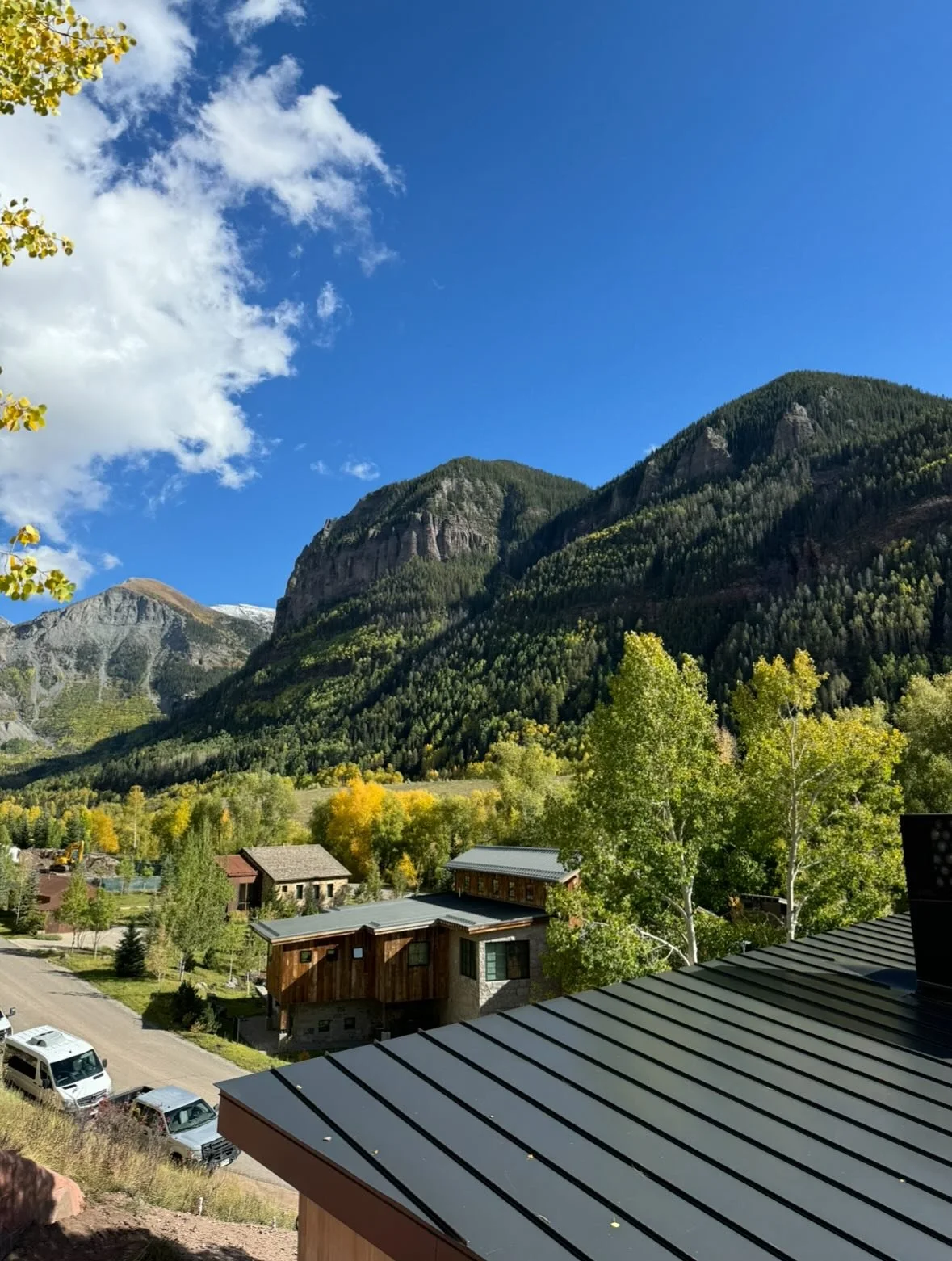 …site rush…
…its always a non-stop rush, outside to inside collaboration, when on site in Telluride and we never get tired of the scenery… 
#feelrightwhereyoulive #elementaldesign #mountainmodern #mountainhome #tellurided