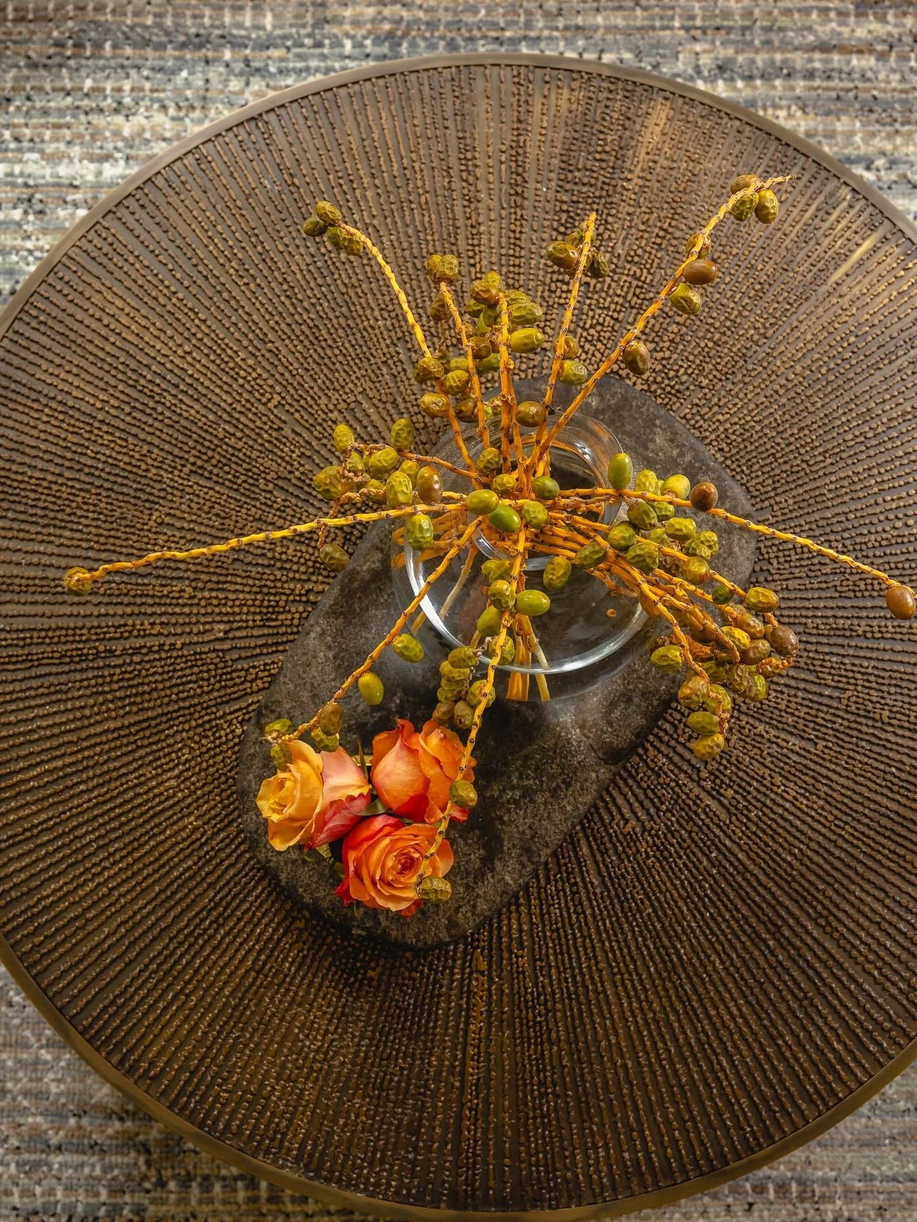 …texture love…
… this Coupe Studio brass snare drum table @therhugheslifestyle and set against this beautiful woven @moattarrugs has everything we love: inspiring texture, authenticity, impeccable craftsmanship, rich patina, dyna