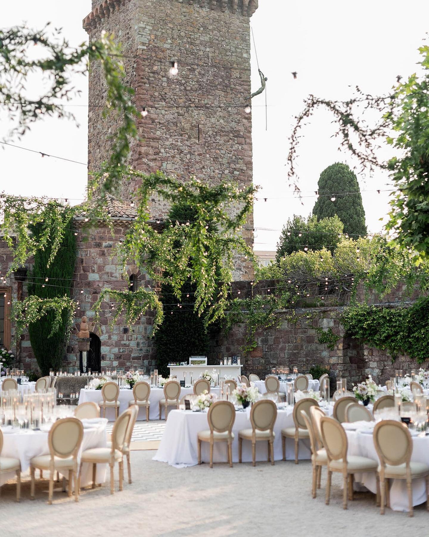 So excited to see Darianna &amp; Nathan&rsquo;s wedding featured on the front page of @stylemepretty today!
A modern and refined design, from the &lsquo;Jardin des amoureux&rsquo; bespoke ceremony florals to the tablescape full of black details we lo