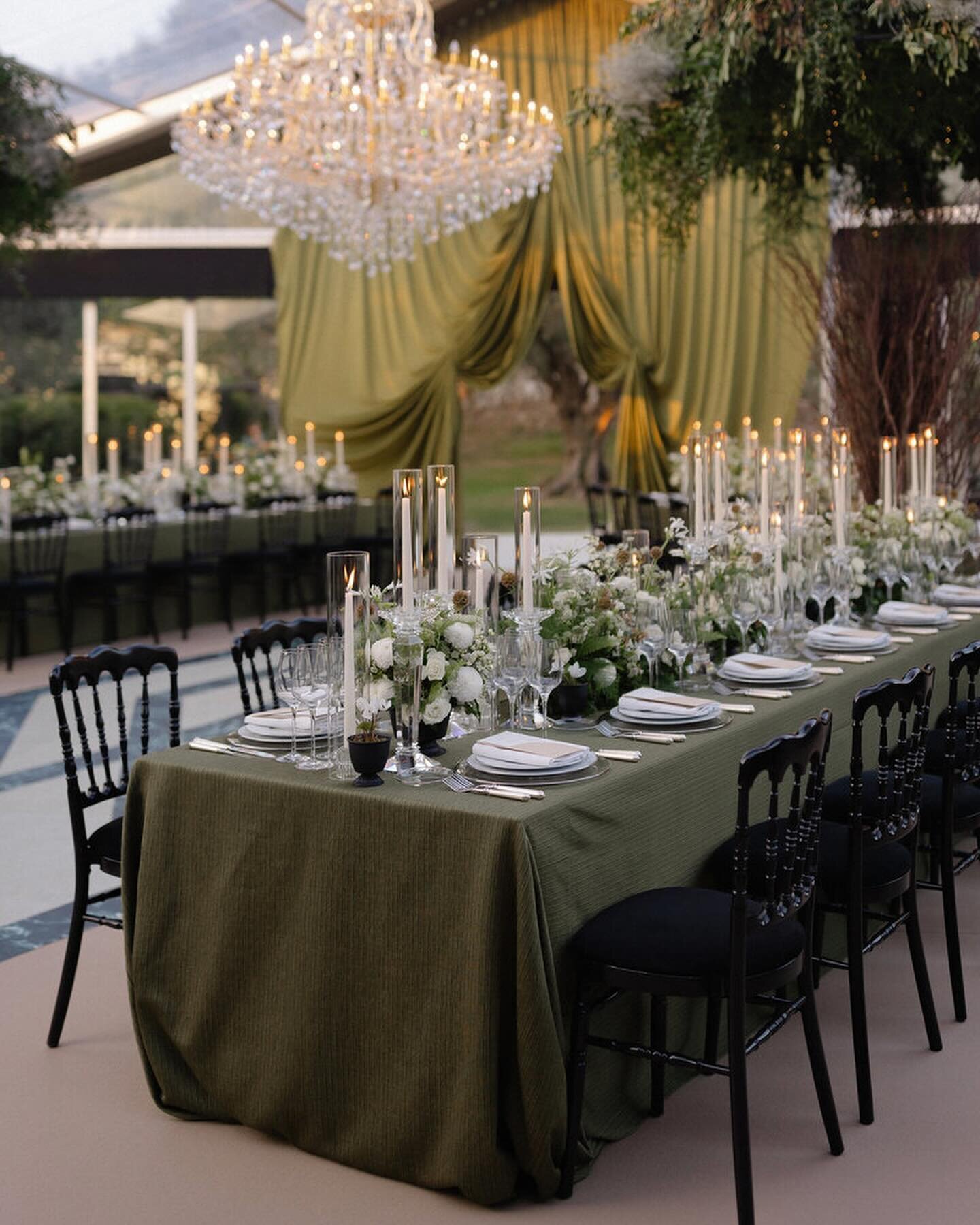 Braeda &amp; Agui&rsquo;s enchanted dark forest wedding tablescape, last October at @chateaustmartin . A mix of delicate white flowers, specific forest-vibe foliage branches, black accessories and lots of candles!
With @lavenderandroseweddings @chate